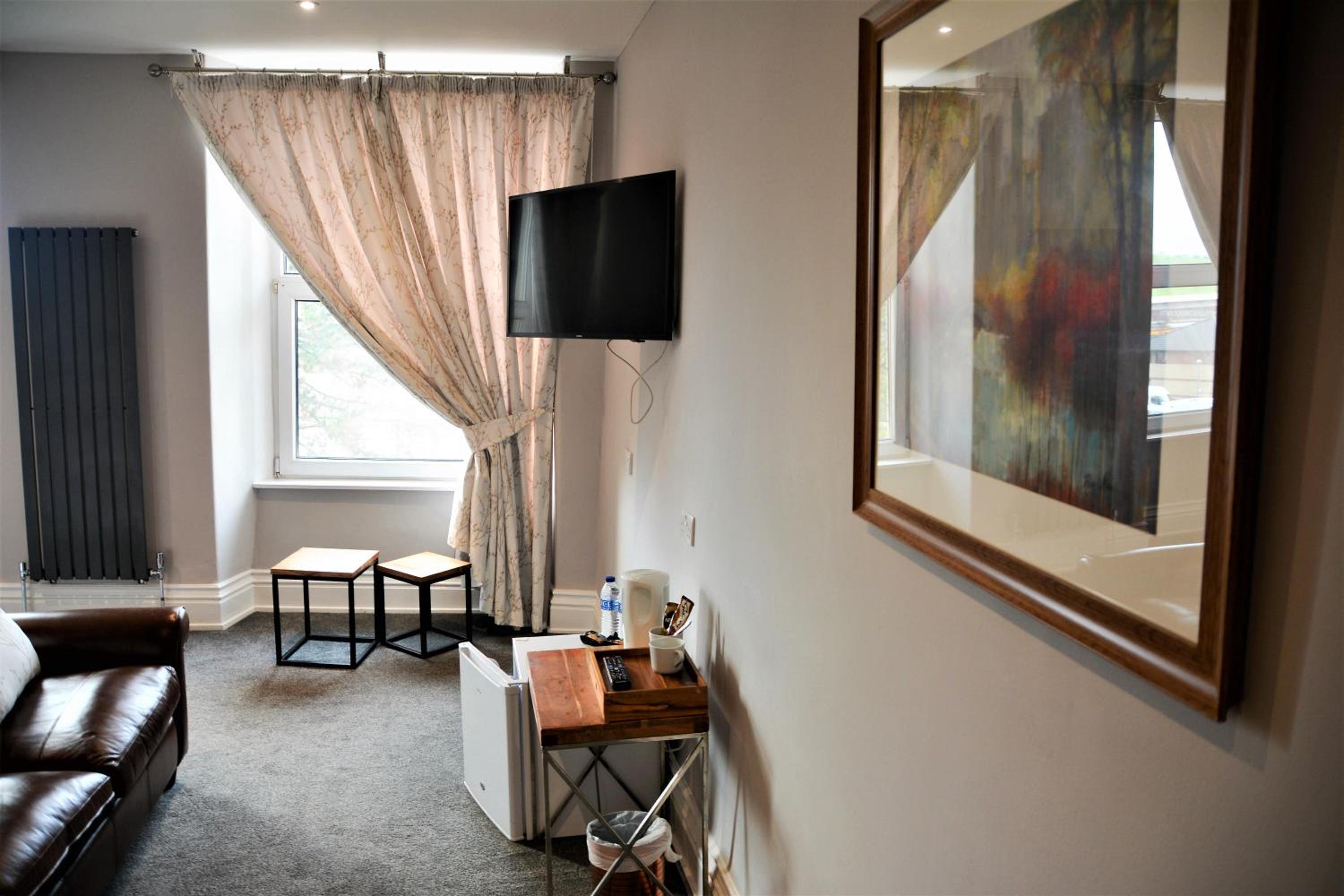 Budget Family Room with Bathroom - Photo 4