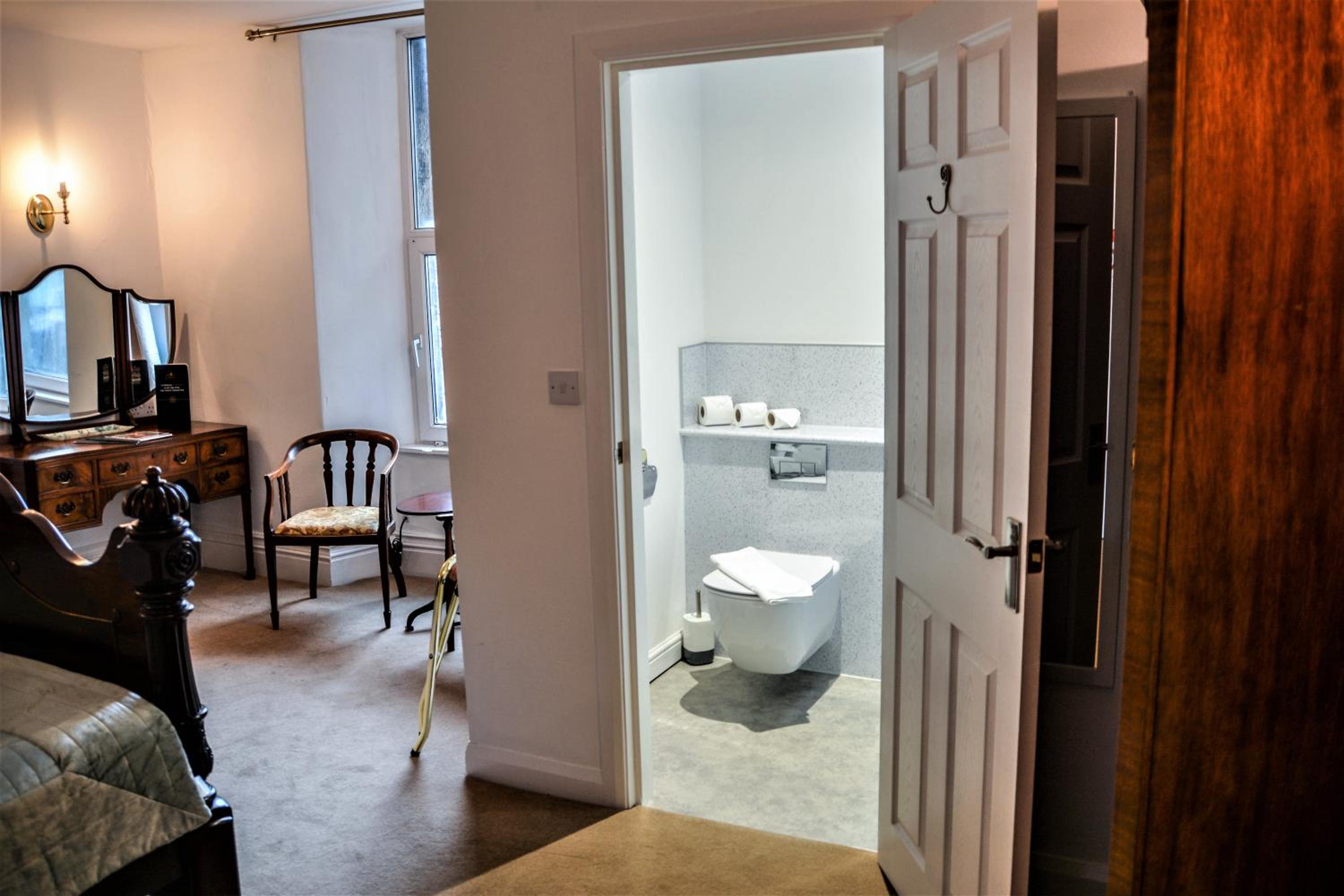 Deluxe Double Room Ensuite with Shower - Photo 3
