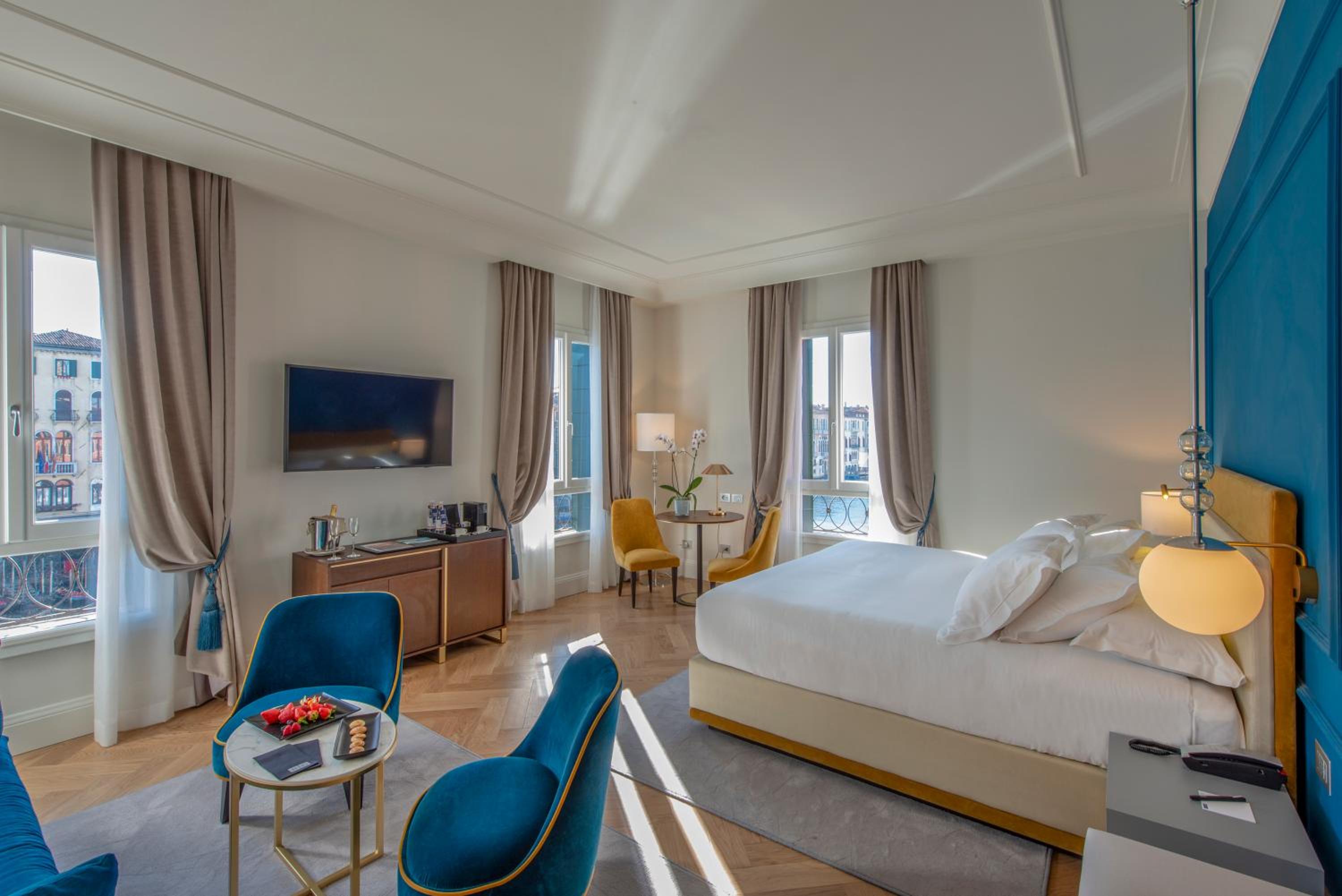 Junior Suite with Canal View thumbnail 6