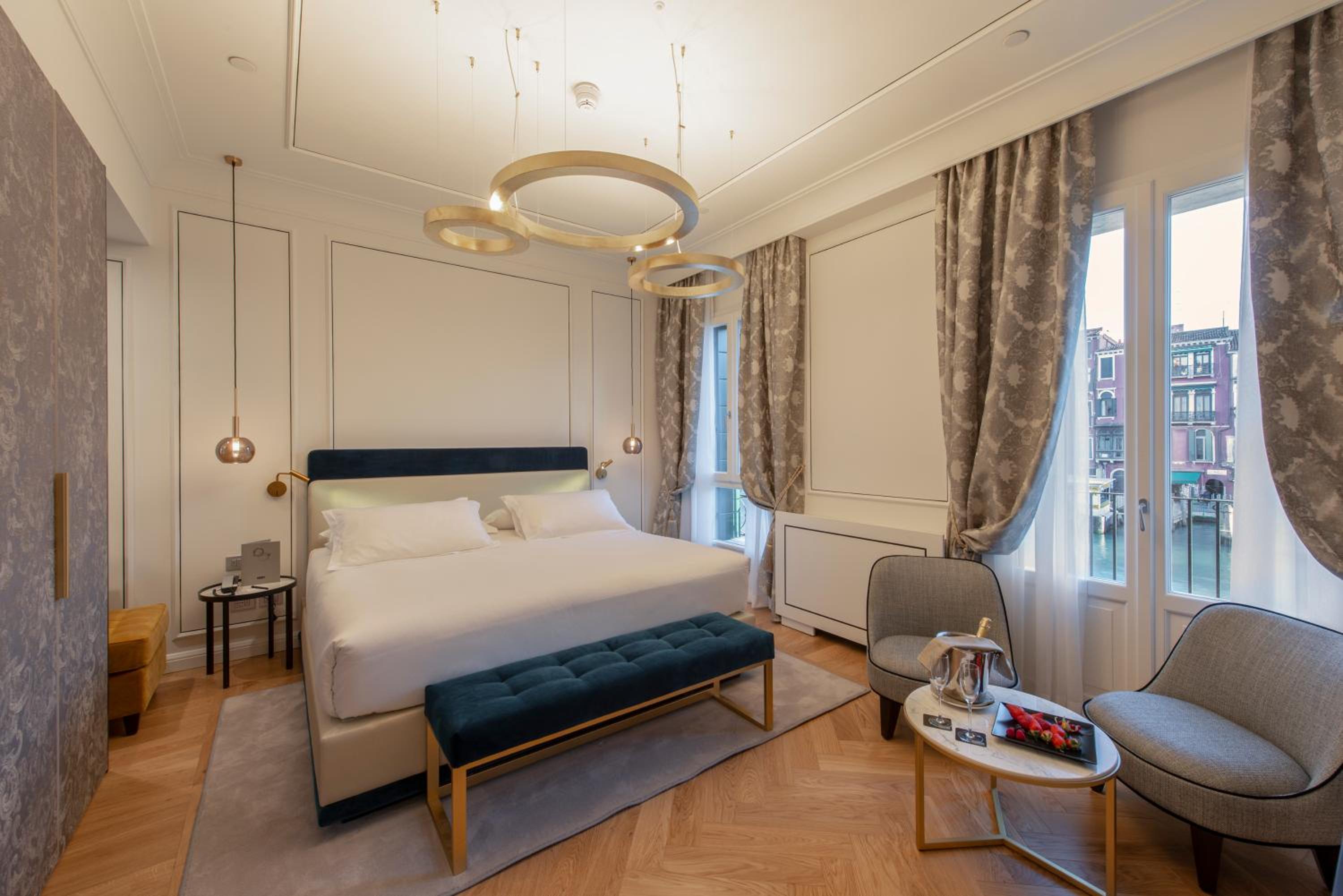 Suite with Canal View thumbnail 5