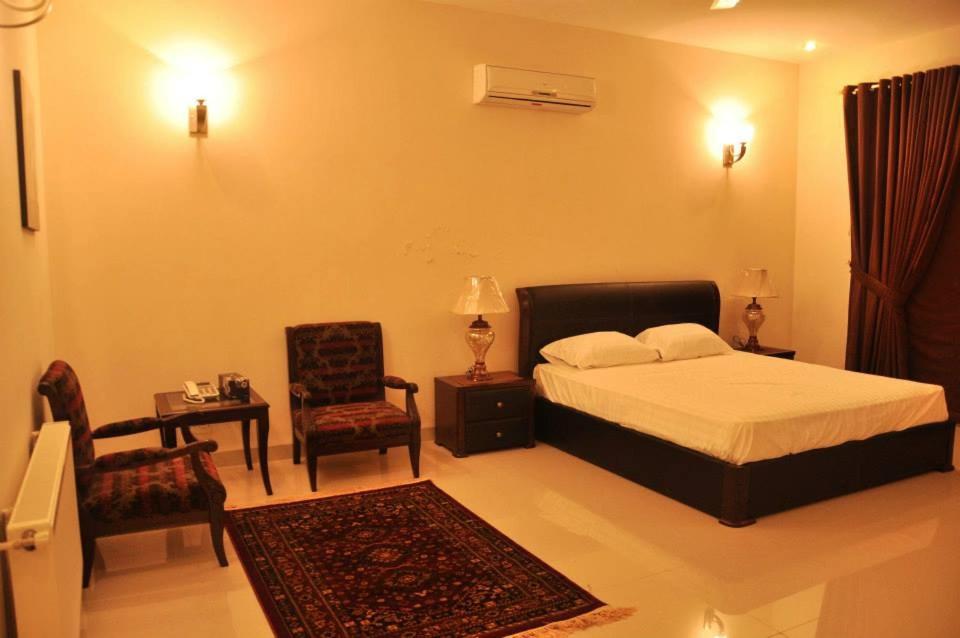 Deluxe Double Room (2 Adults + 1 Child)
