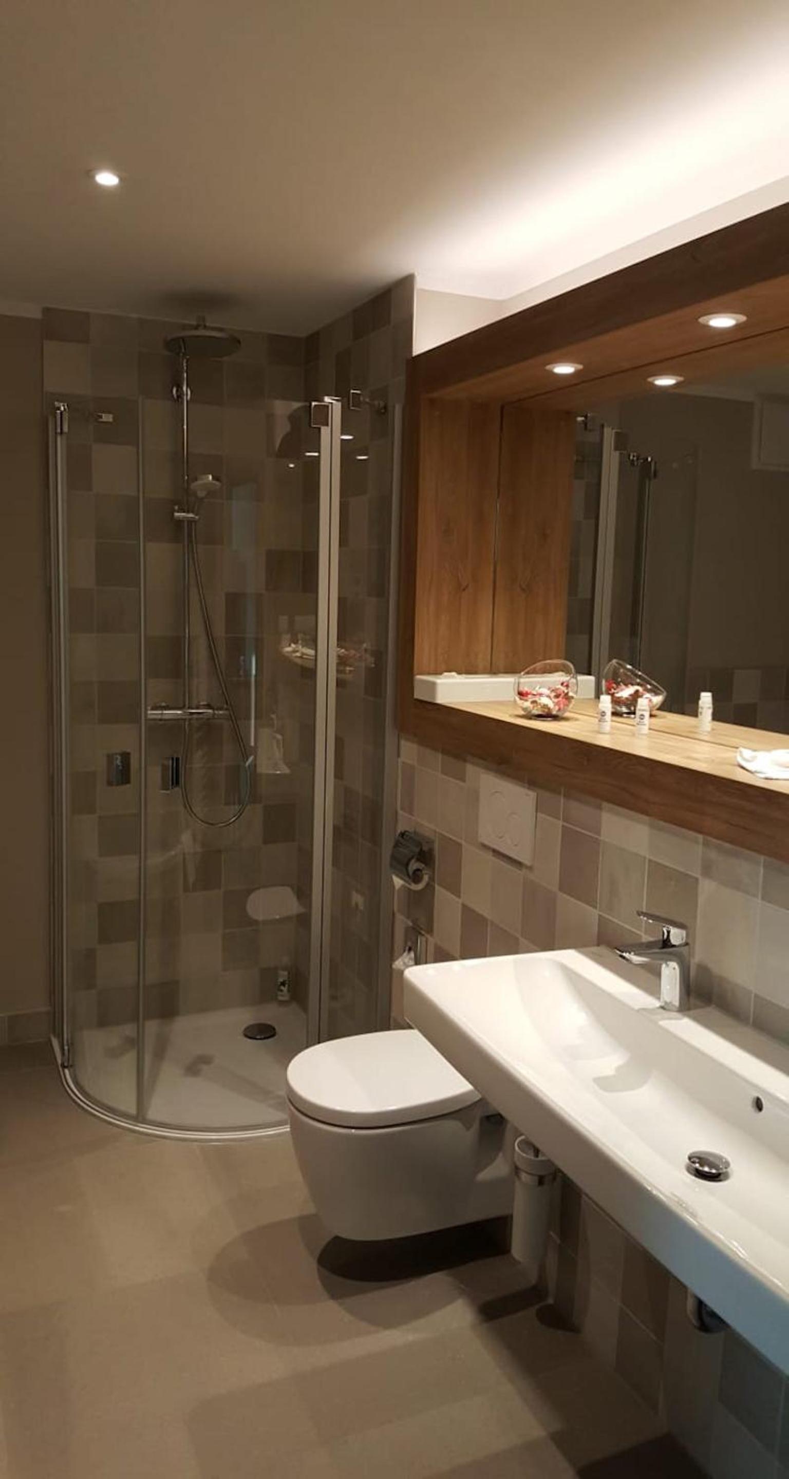 Suite with Double Bed - Photo 12
