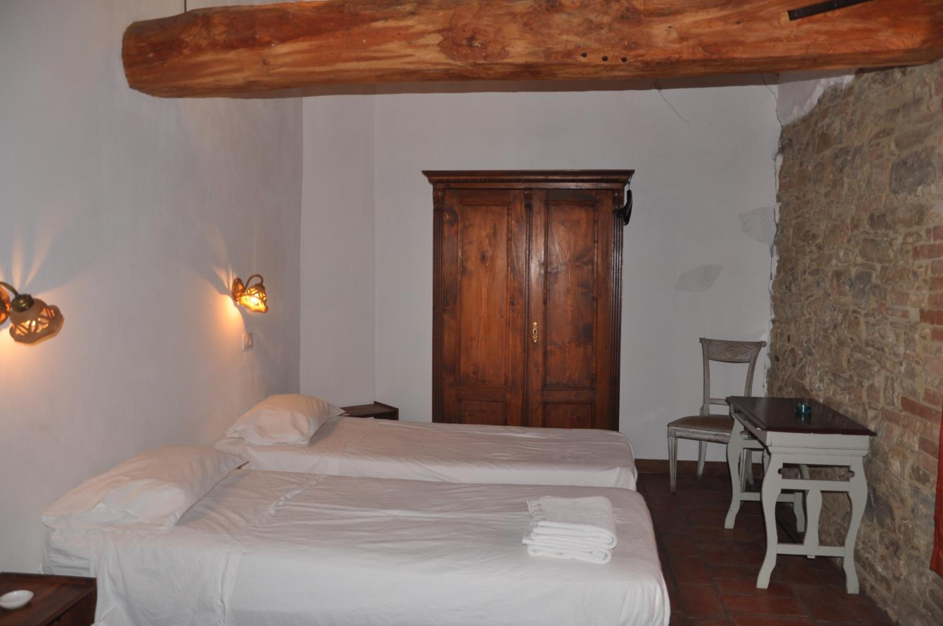 Twin Room with Private Bathroom photo 3