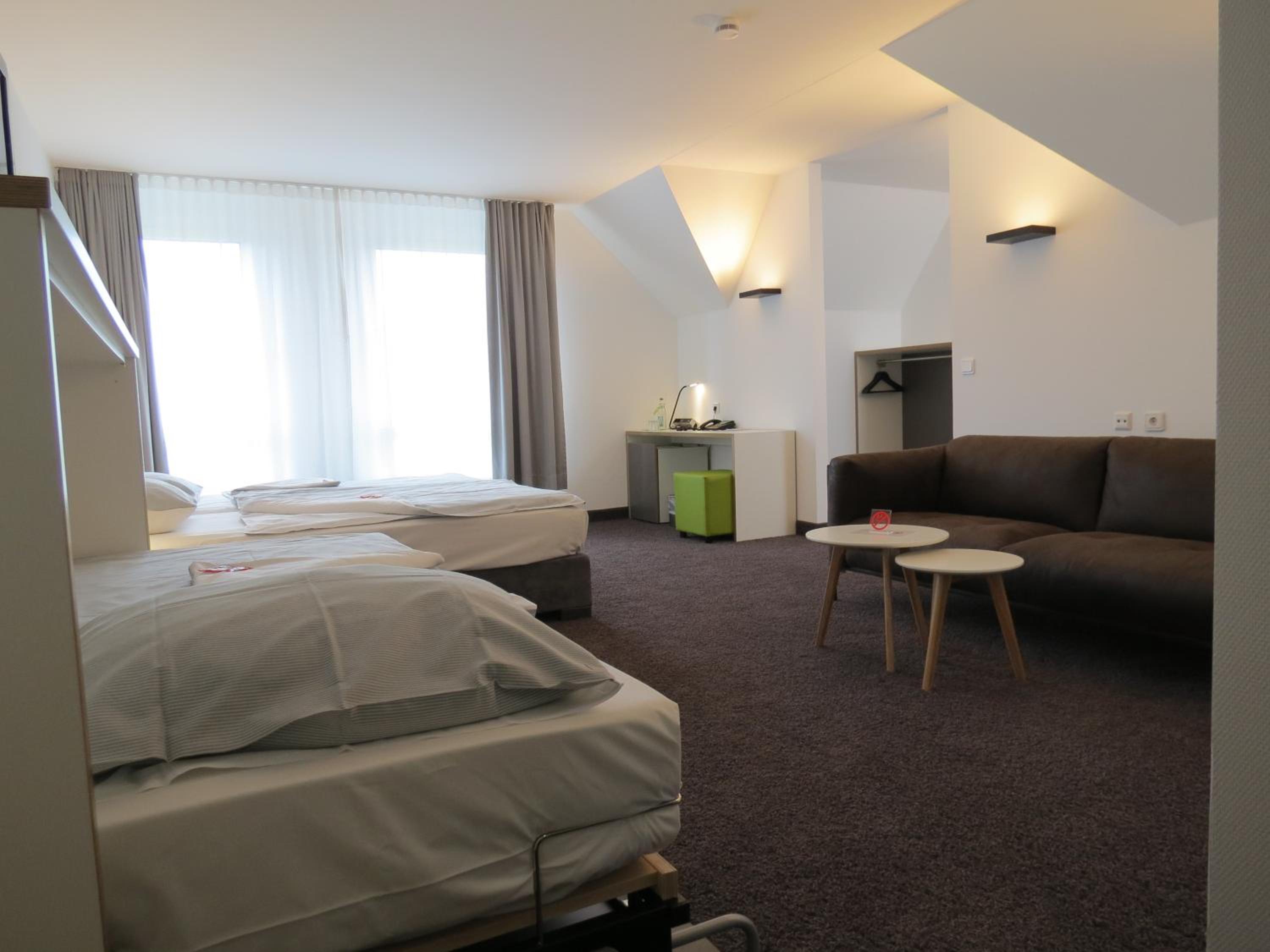 Economy Quadruple Room - Photo 13