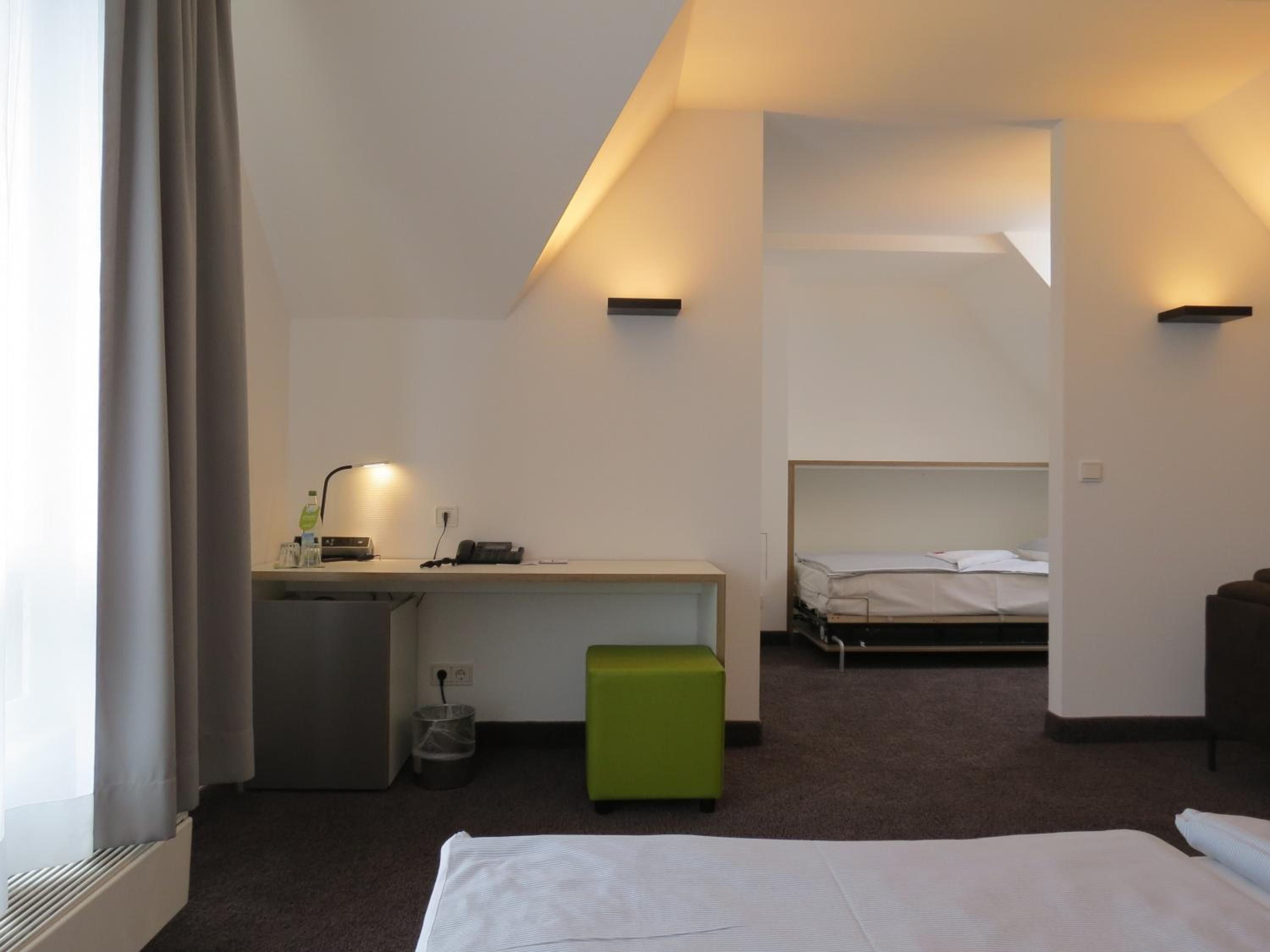 Economy Quadruple Room - Photo 12
