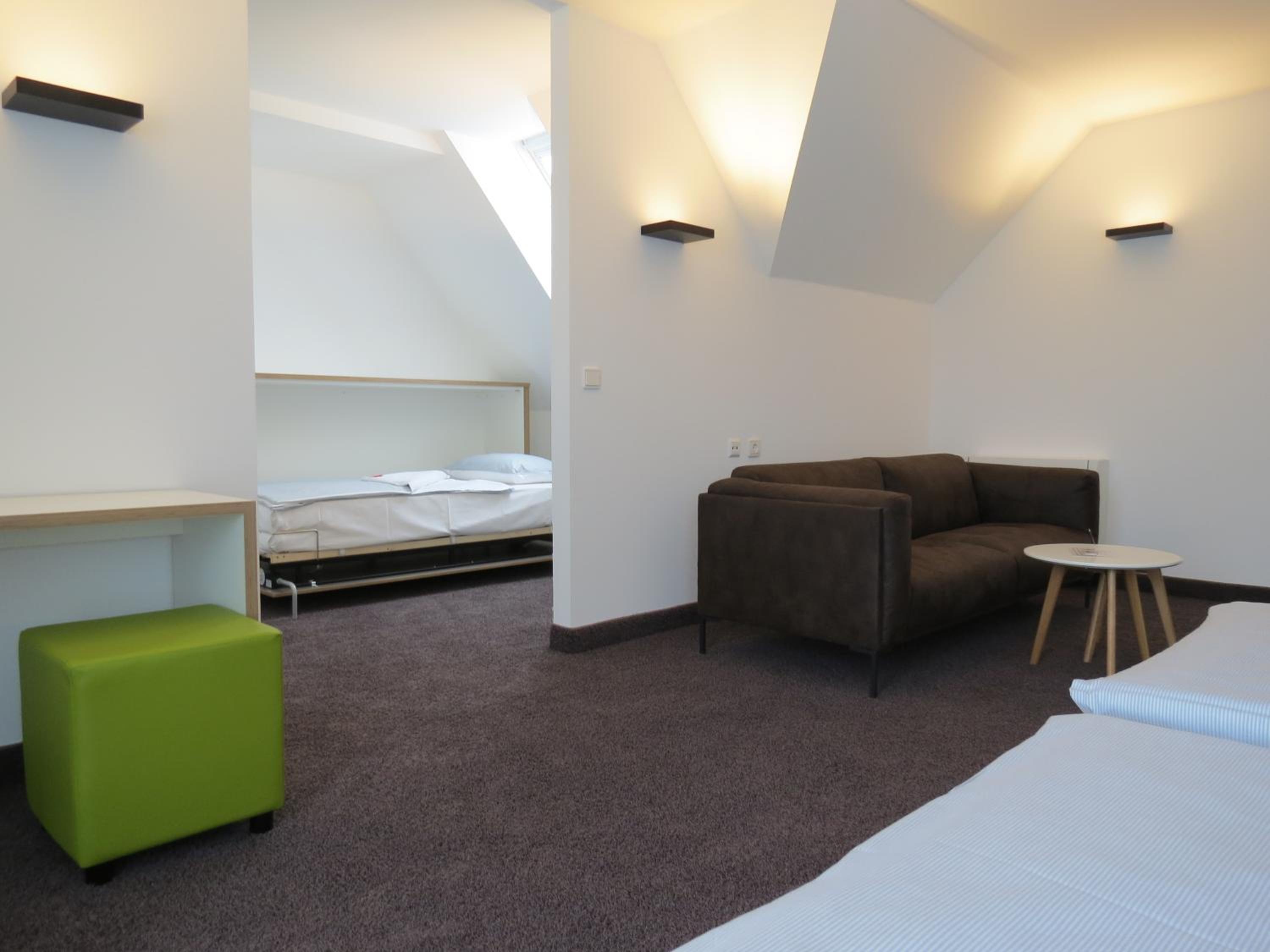 Economy Quadruple Room - Photo 11