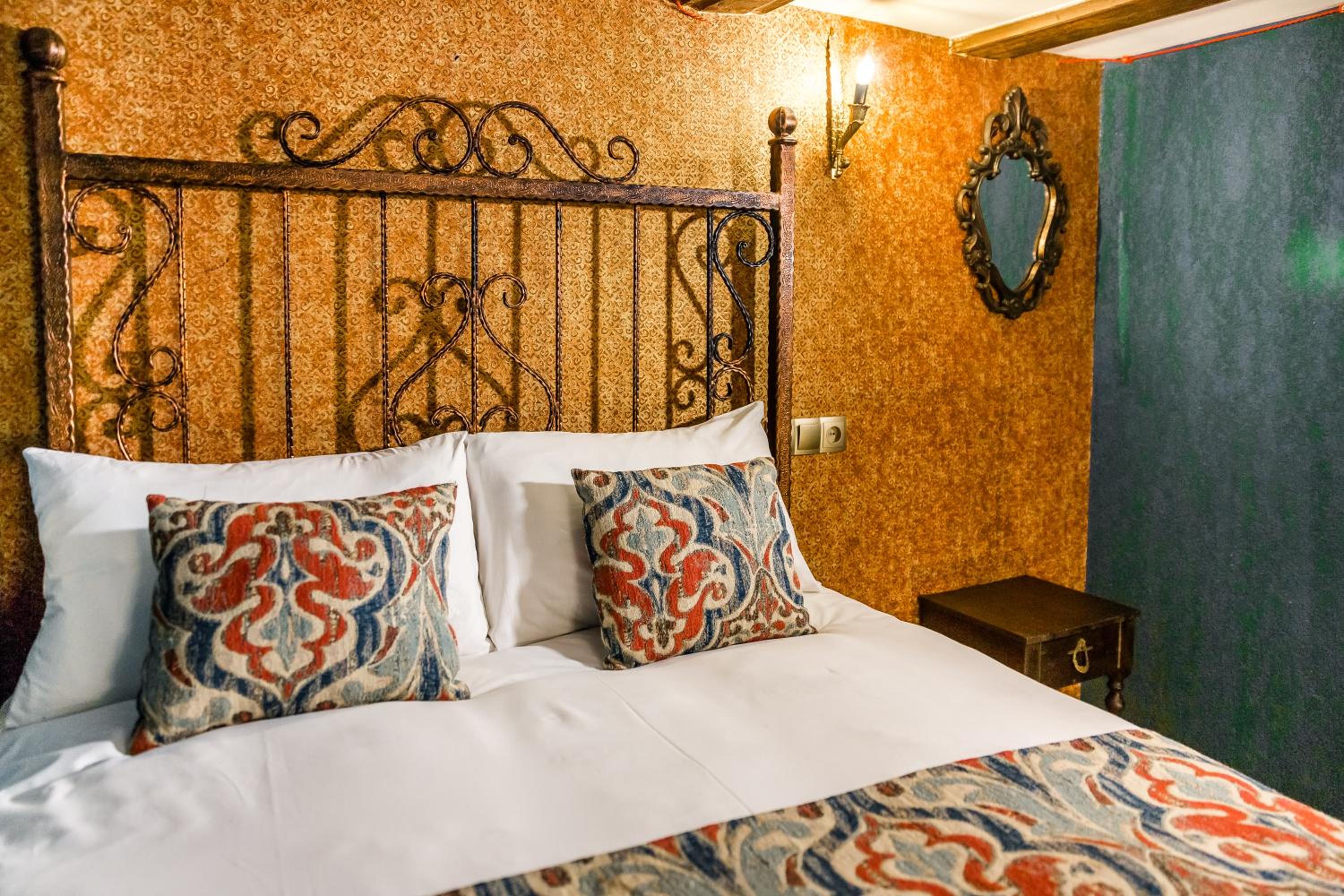 Deluxe Double Room (2 Adults + 1 Child) photo 1