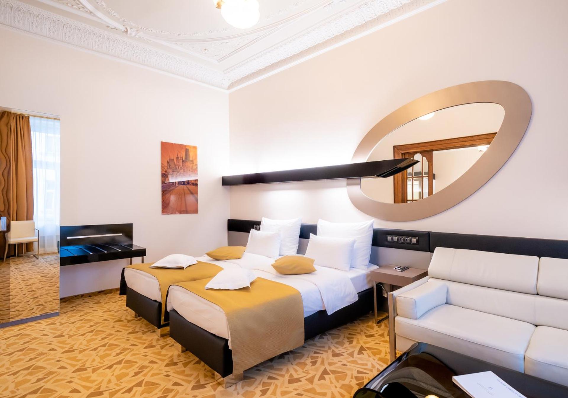 Family Room thumbnail 6