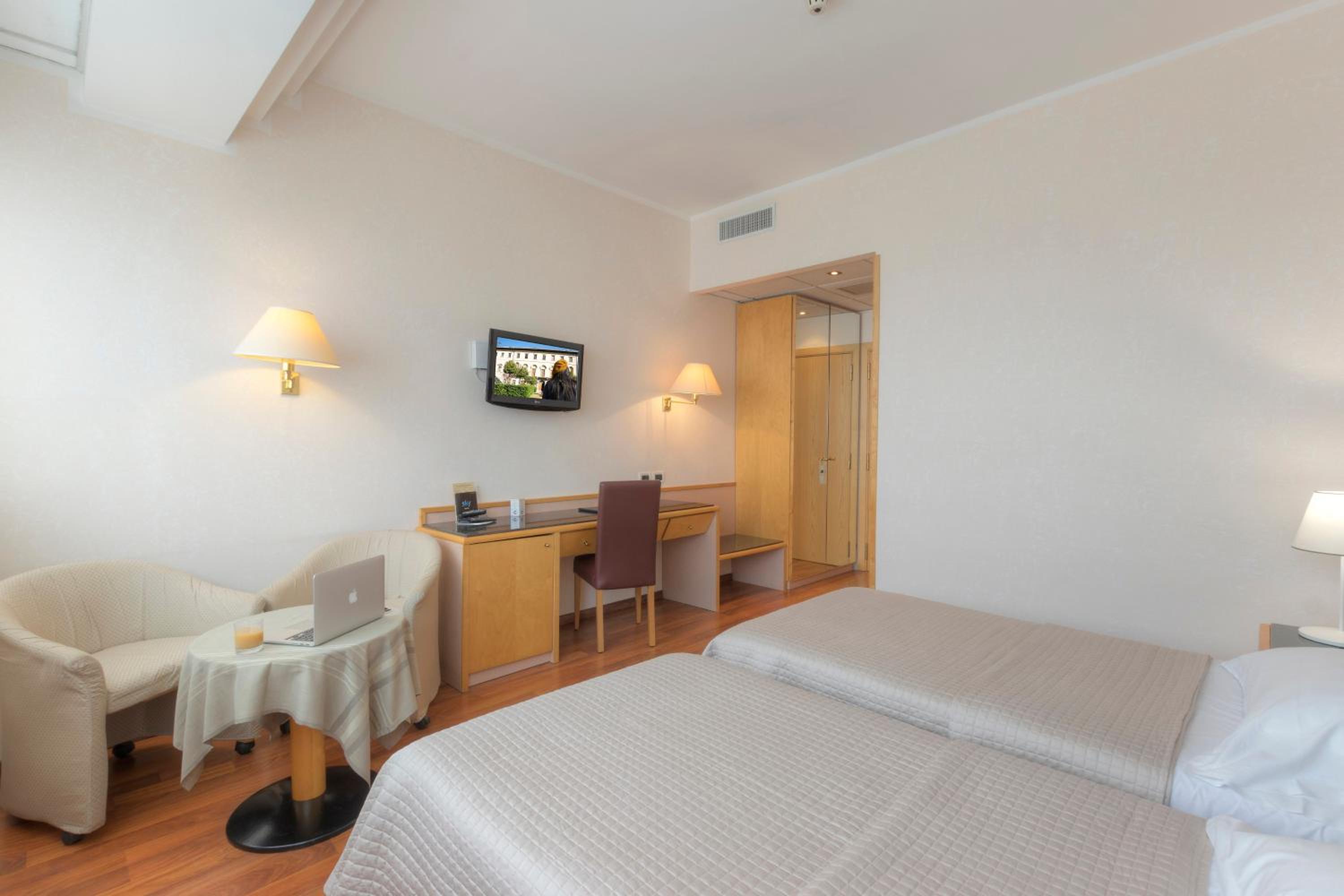 Standard Twin Room - Photo 2