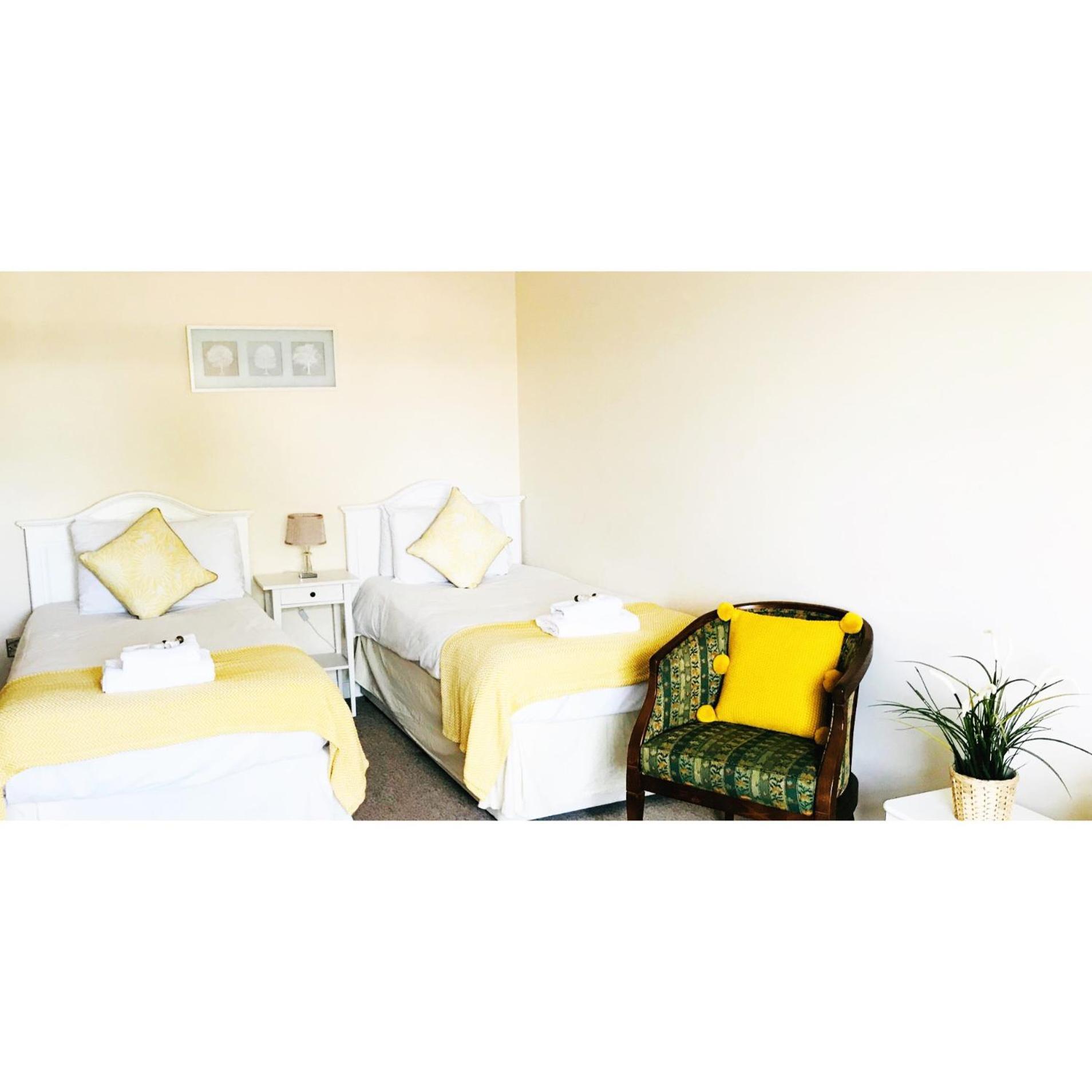 Twin Room - Photo 3