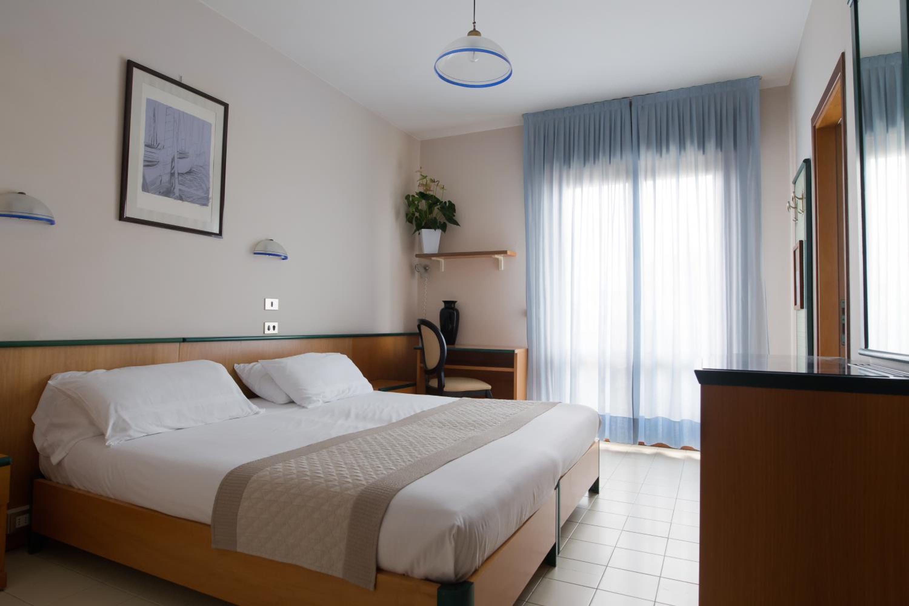 Double Room with Side Sea View photo 2