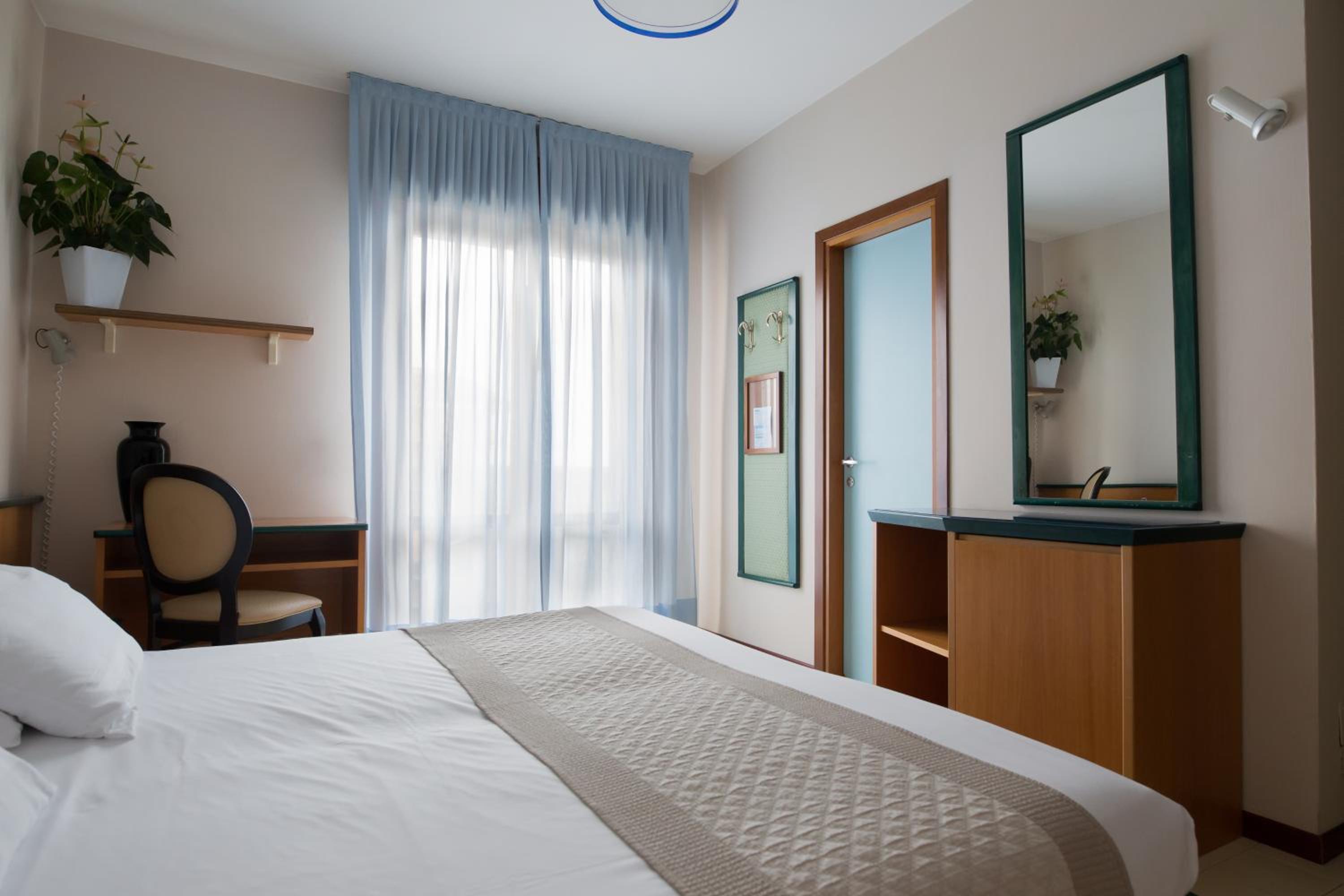 Triple Room with Side Sea View photo 2