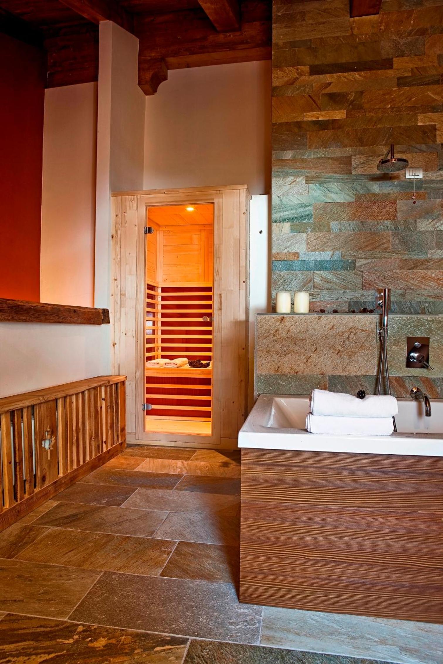 Suite with Sauna, Hot tub and Fireplace photo 3