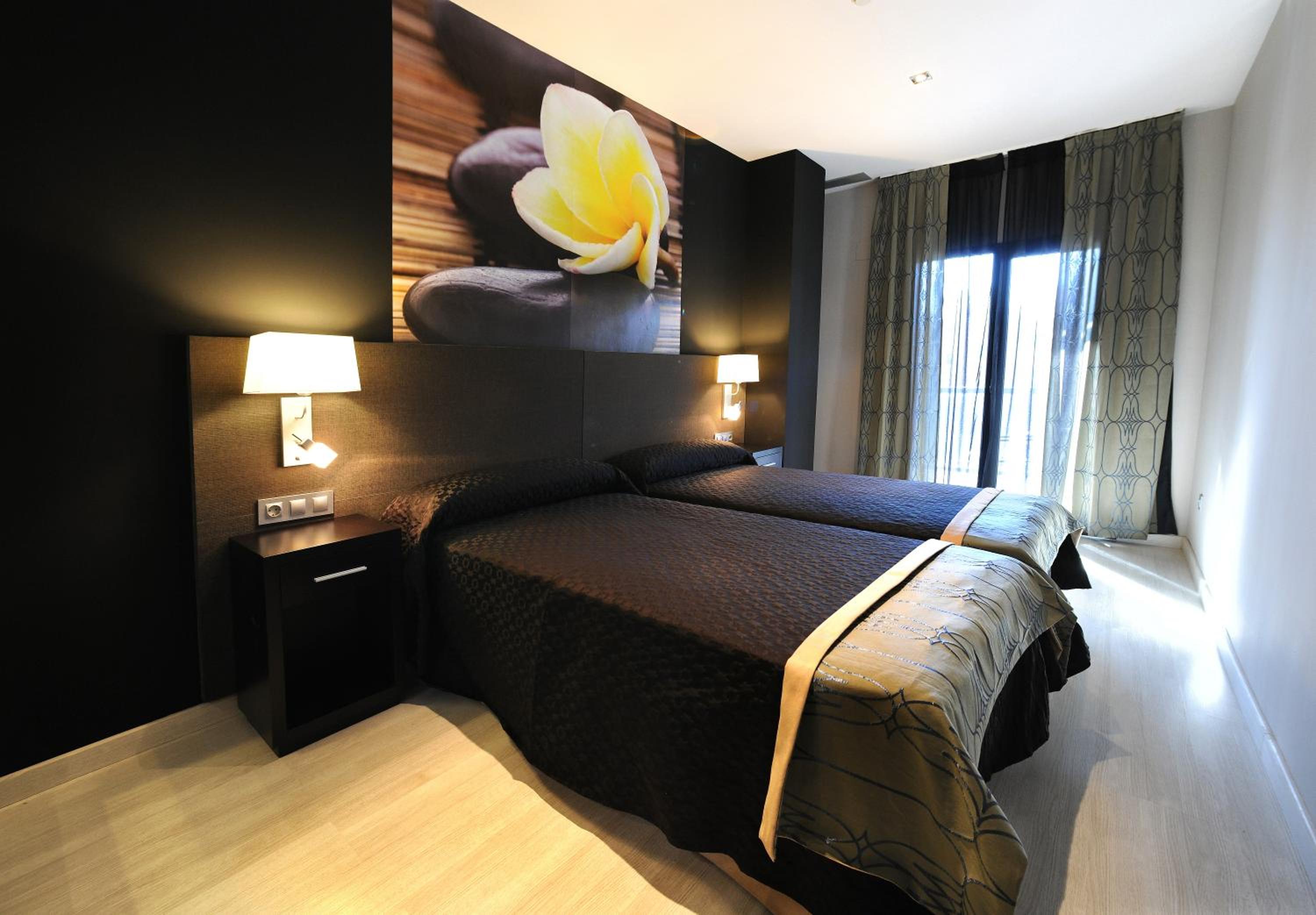 Two-Bedroom Apartment (5 Adults) - Photo 7