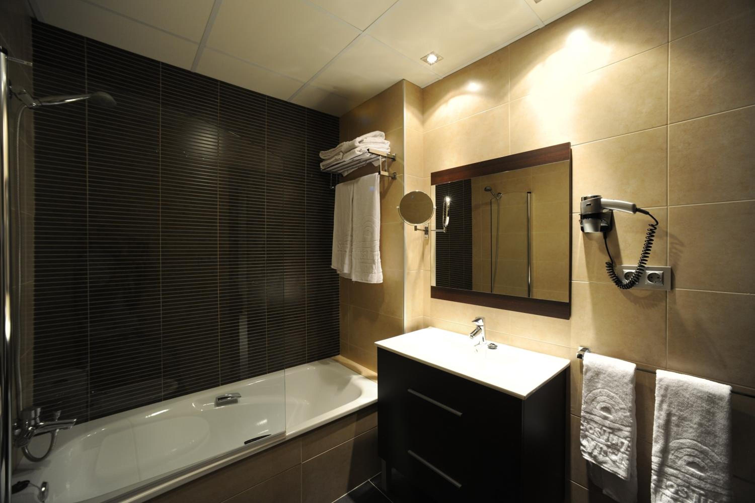 Two-Bedroom Apartment (5 Adults) - Photo 10
