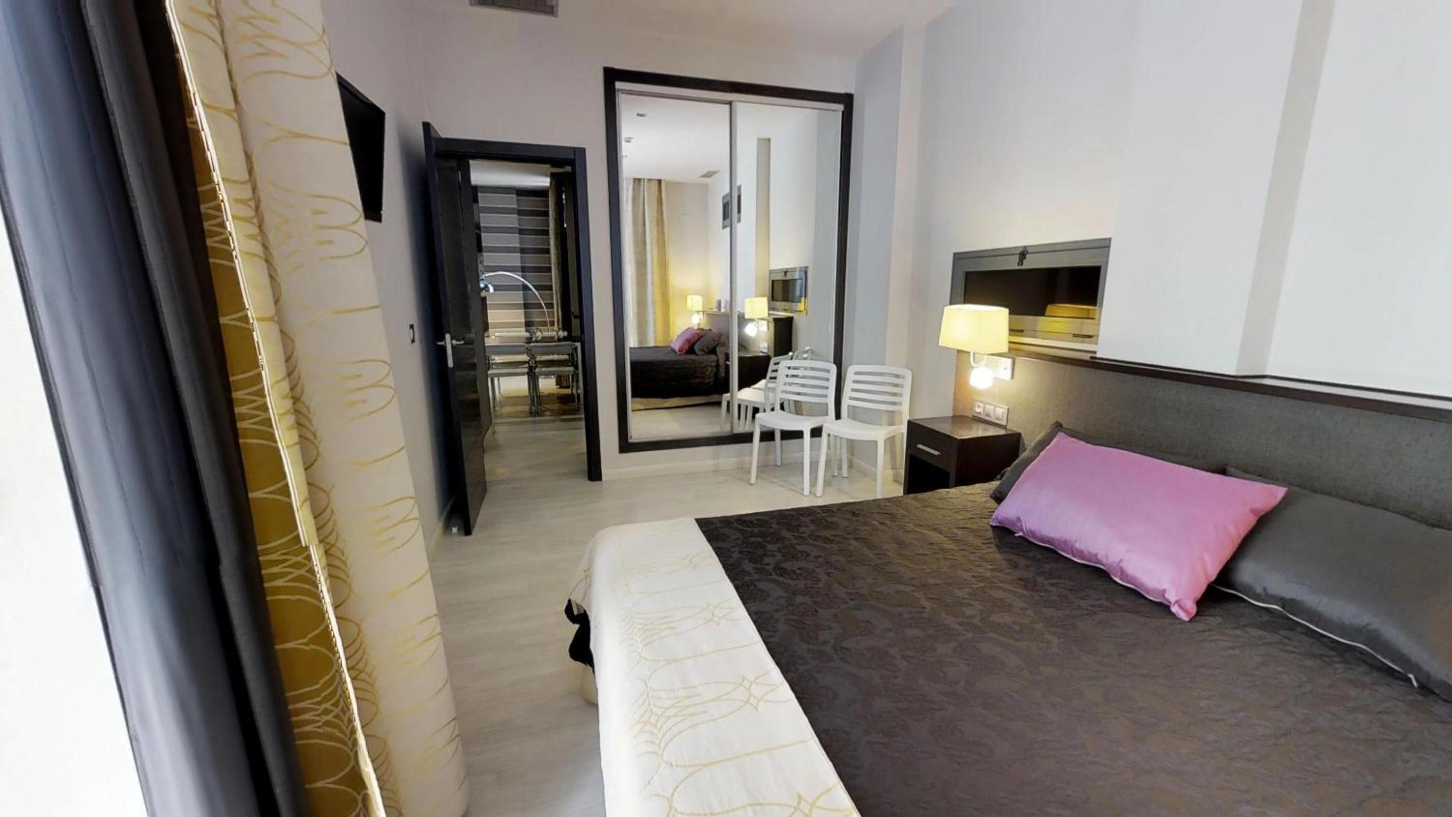 Three-Bedroom Apartment (7 Adults) - Photo 16