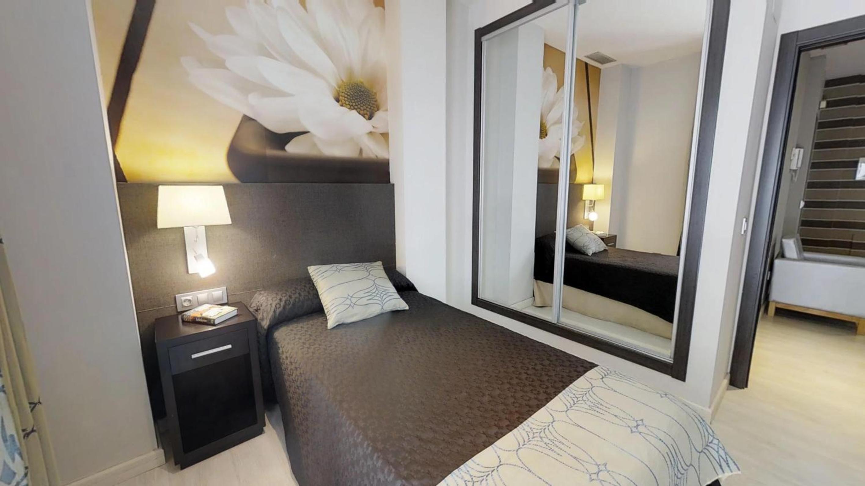 Three-Bedroom Apartment (7 Adults) - Photo 5