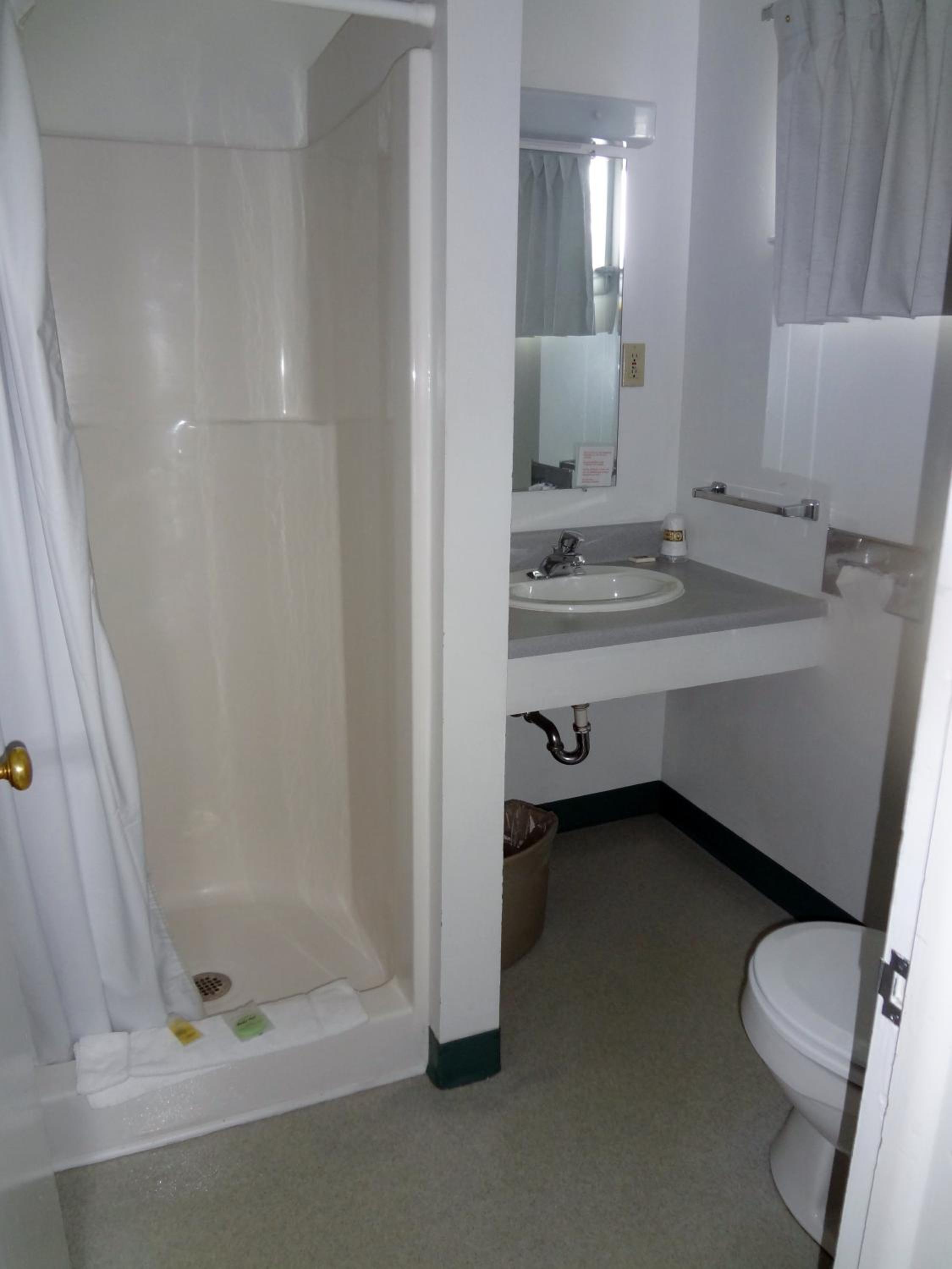 Queen Room - Photo 13