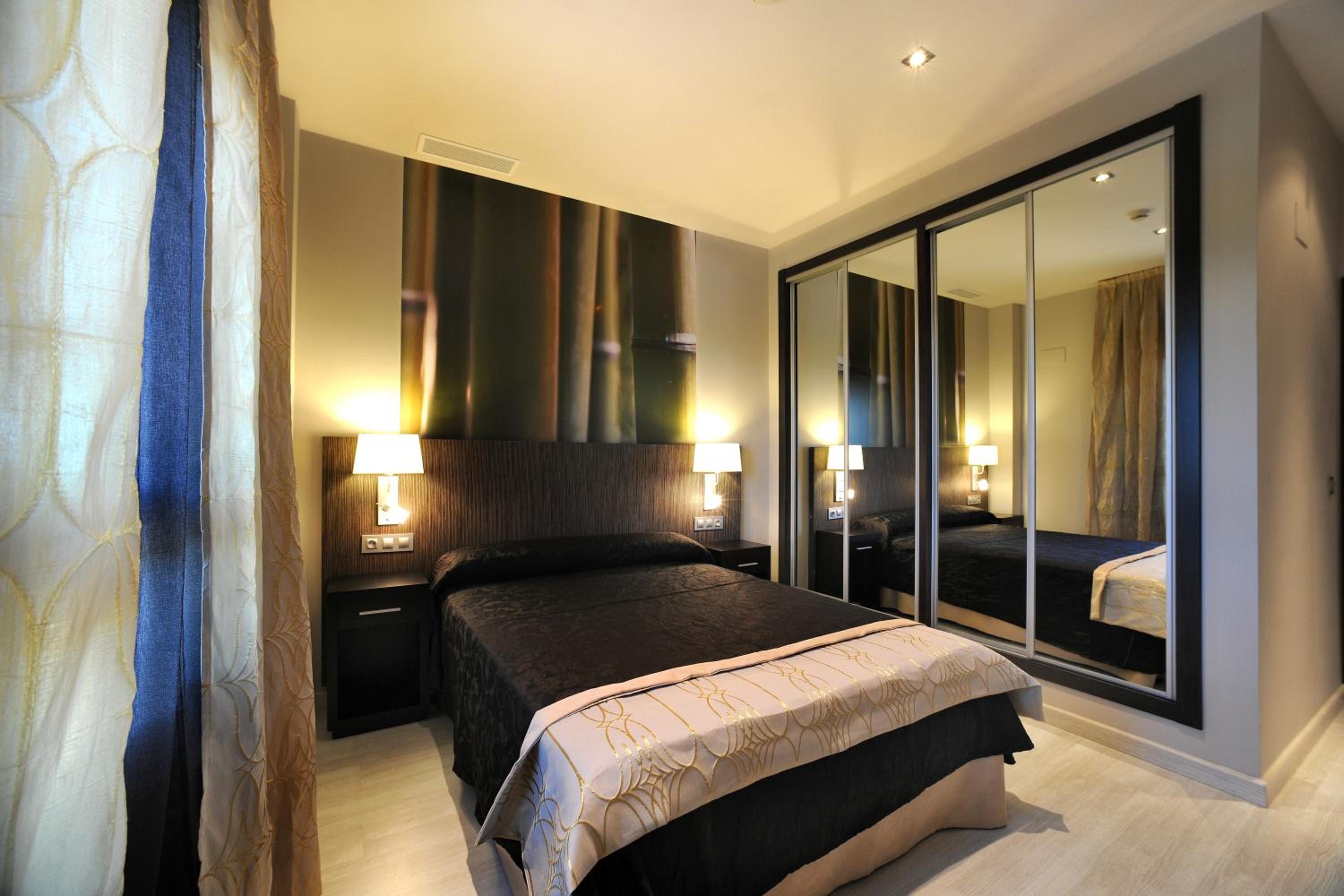 Two-Bedroom Apartment (5 Adults) - Photo 4