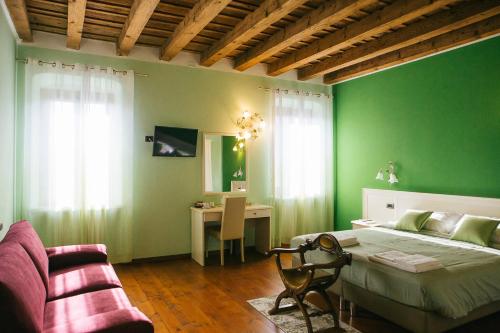 Quadruple Room with Private Bathroom photo 3