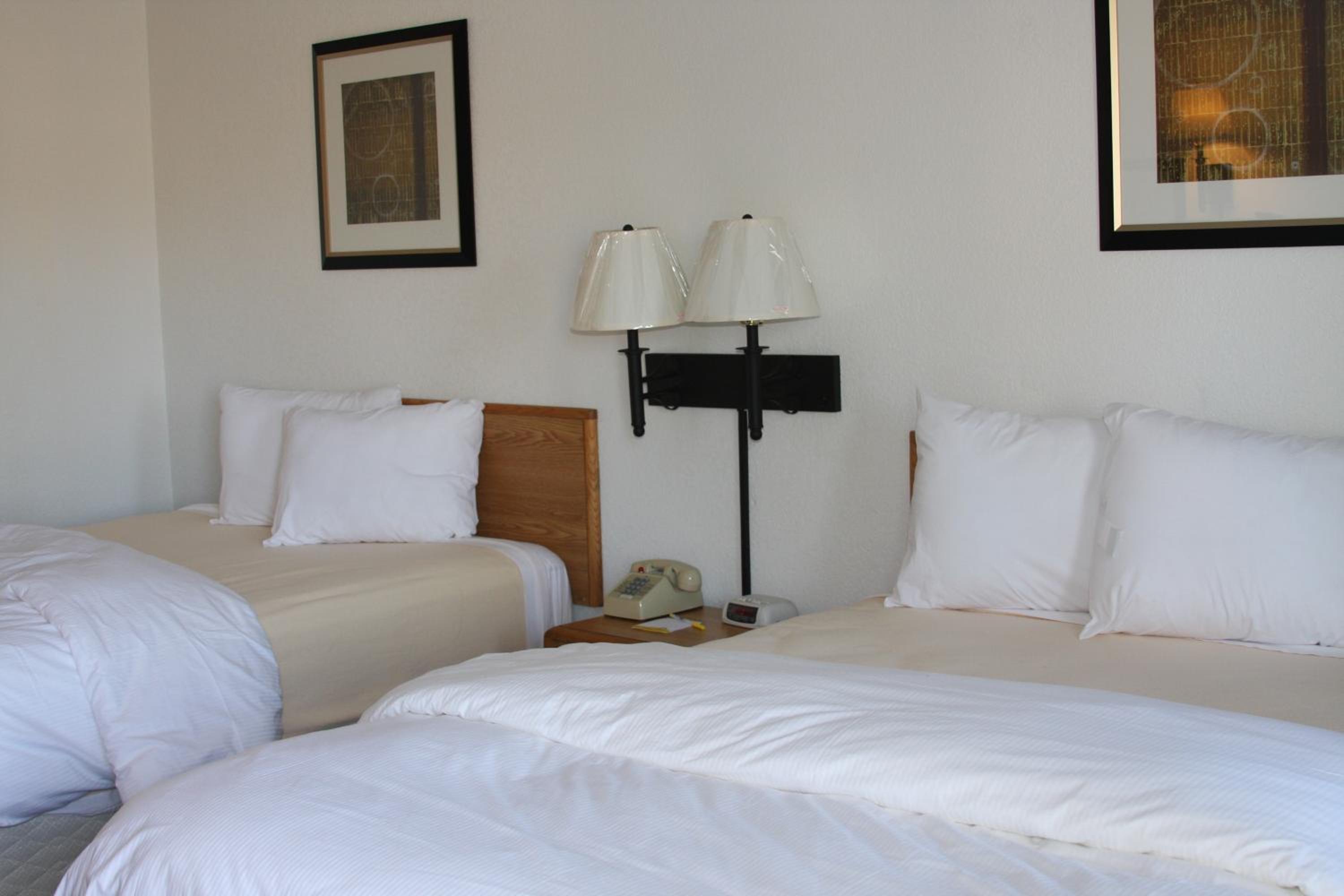 Queen Room with Two Queen Beds - Non-Smoking - Photo 2