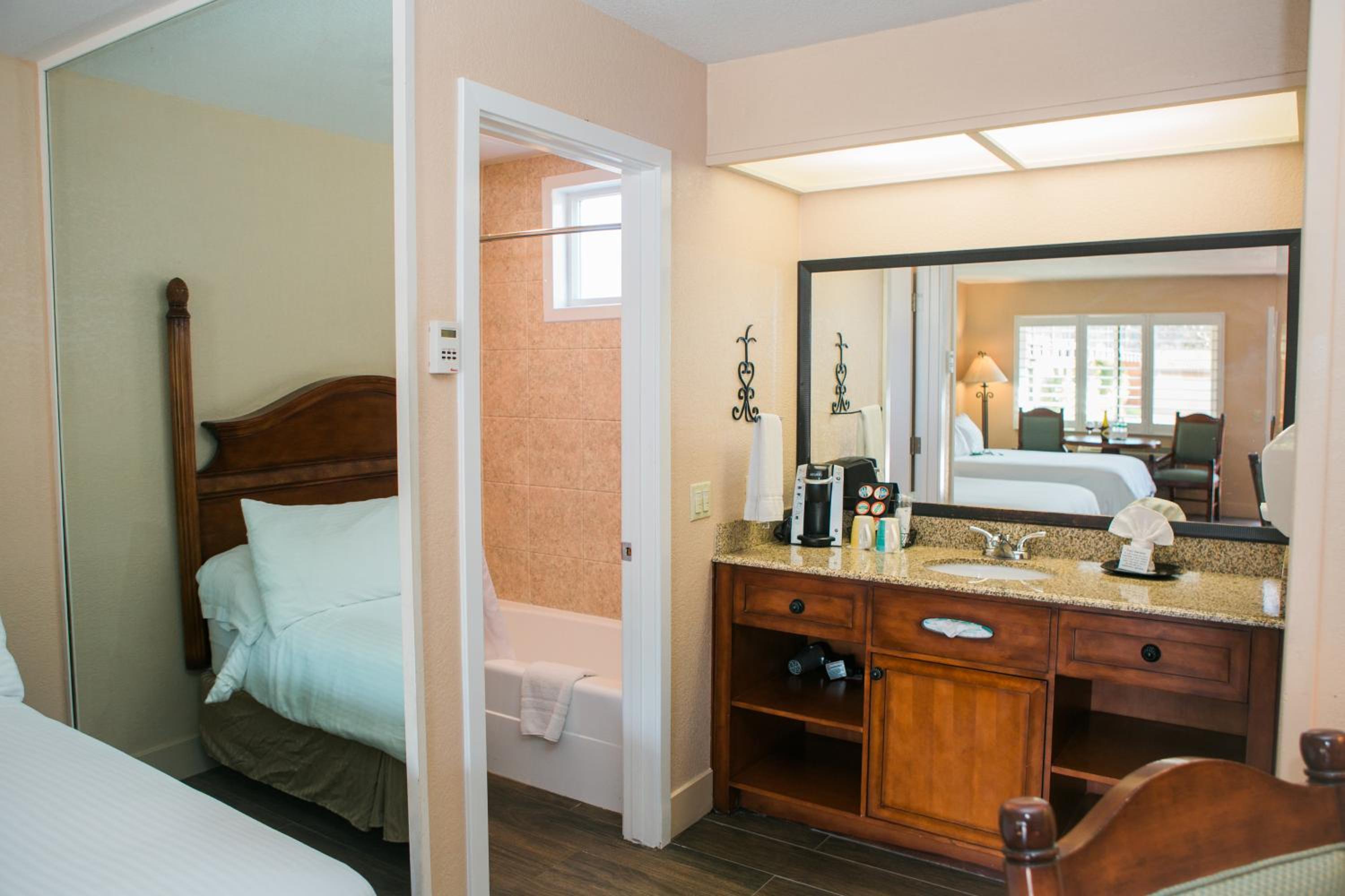 Standard Room with One Queen Bed and Patio - Photo 8