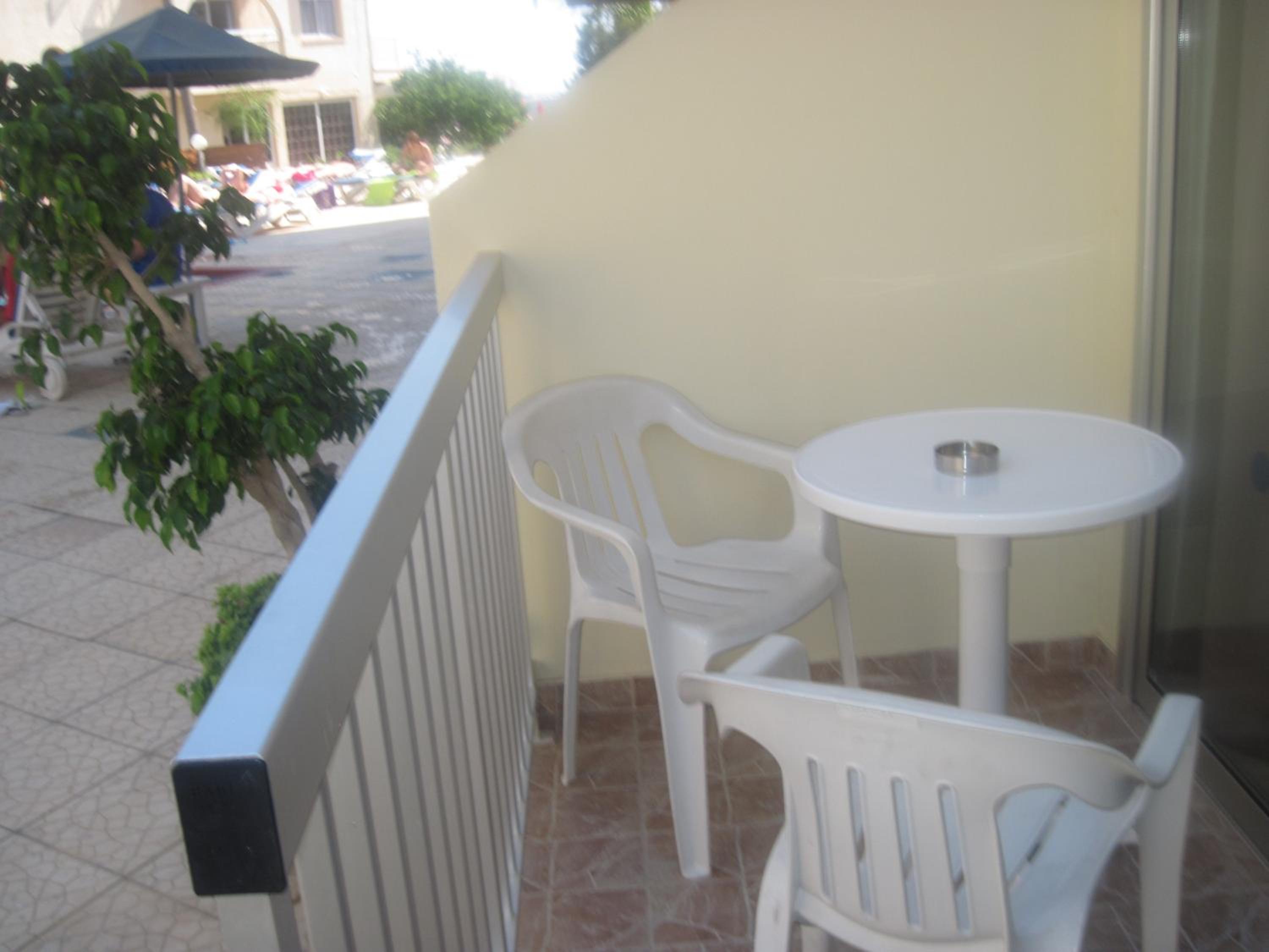 Studio with Pool View - Ground Floor photo 3