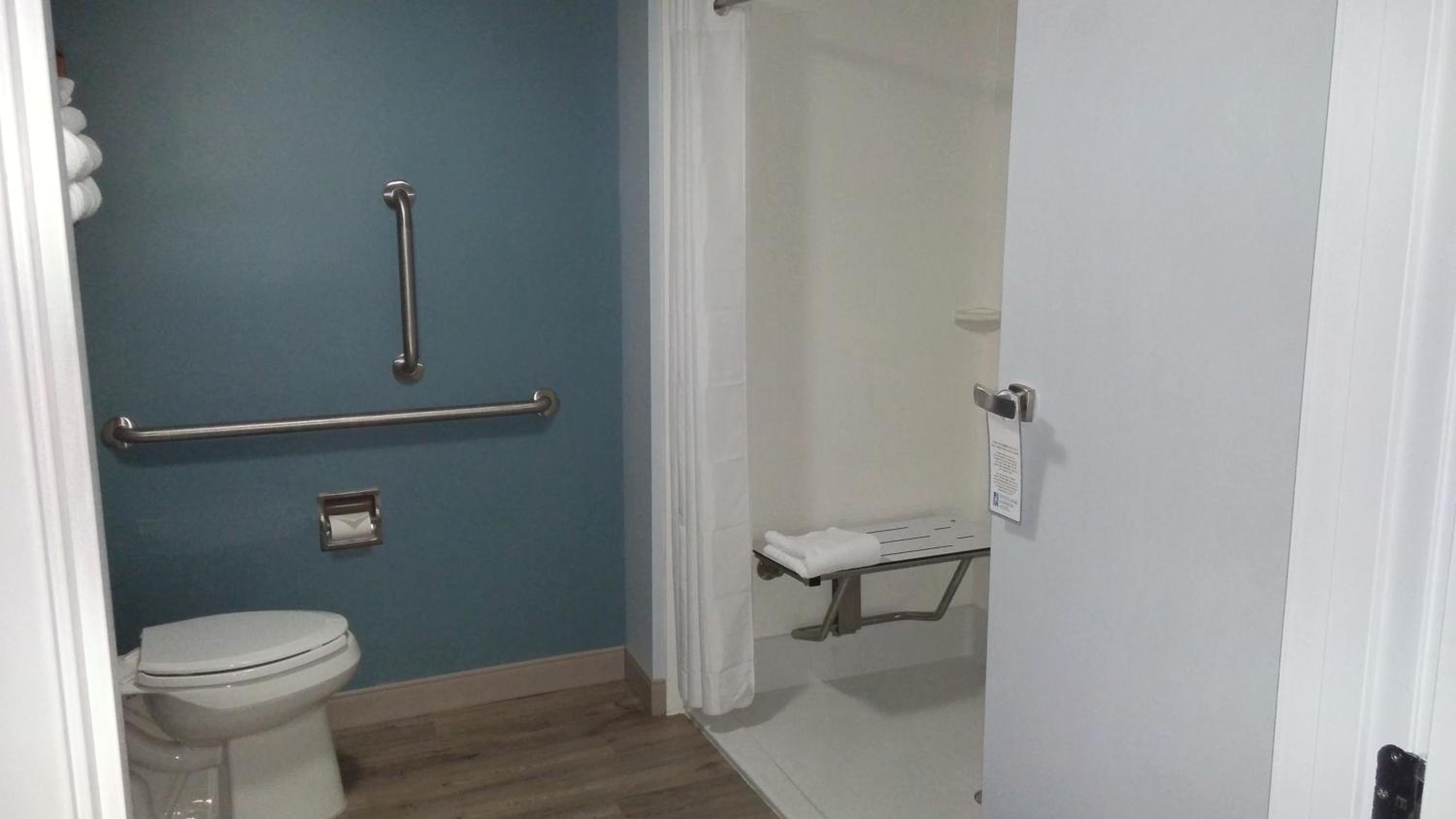 Basic King Room – Accessible photo 3