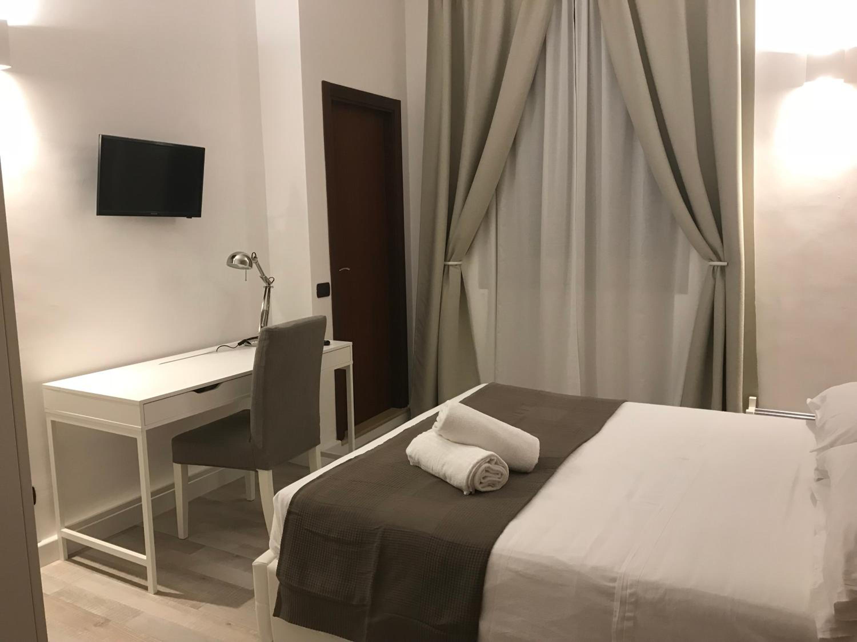 Double Room - Photo 16