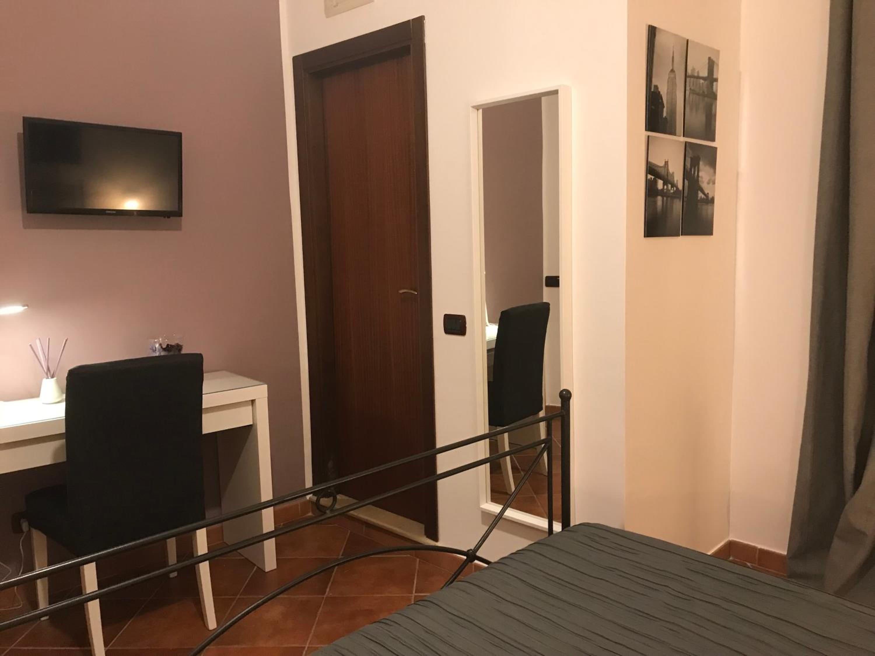 Standard Double Room - Photo 15