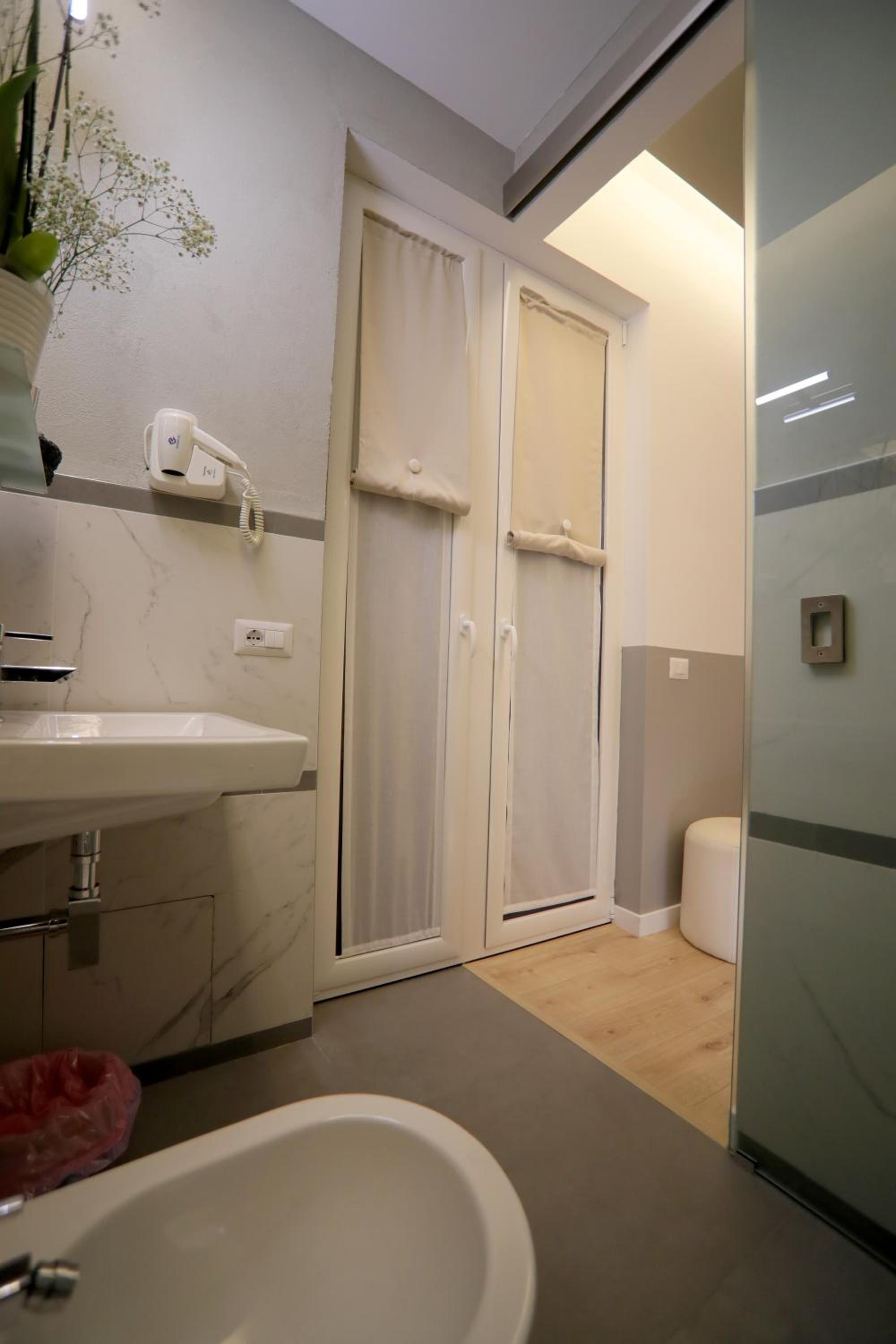 Deluxe Double Room with Balcony - Photo 3
