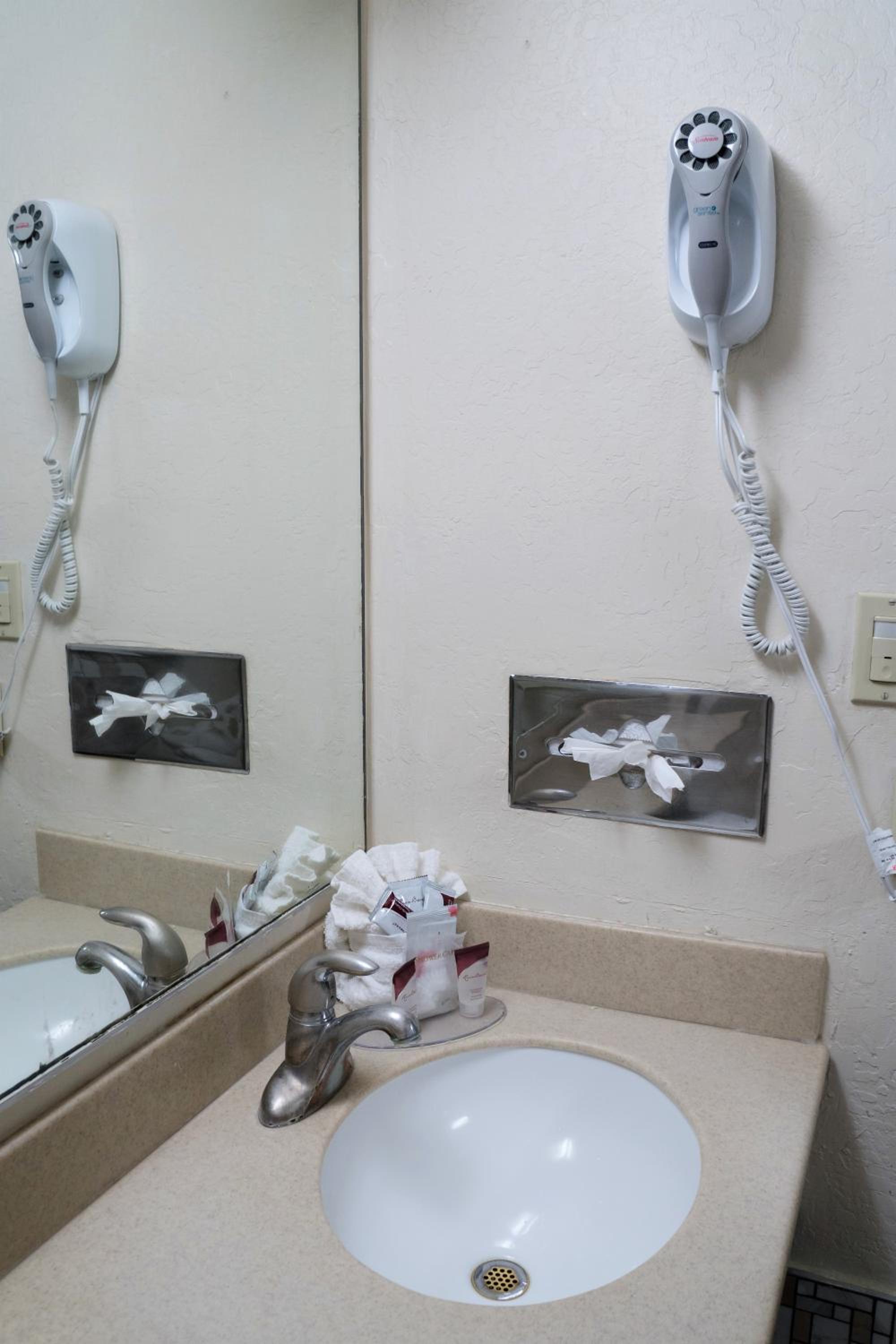 King Room - Non-Smoking - Photo 2