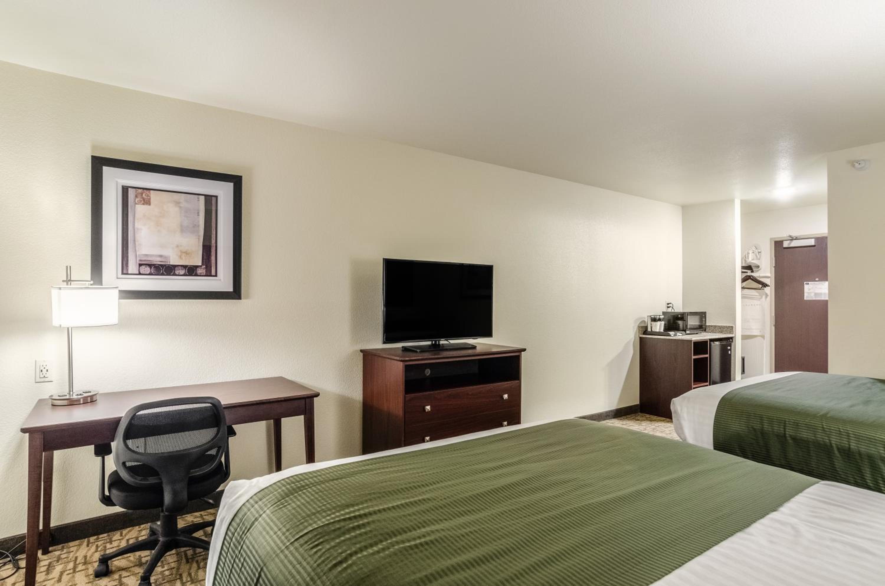 Queen Room with Two Queen Beds photo 2