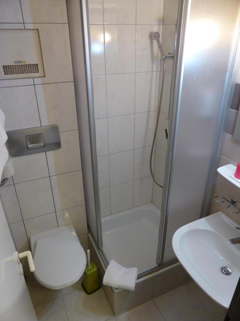 Twin Room - Photo 2