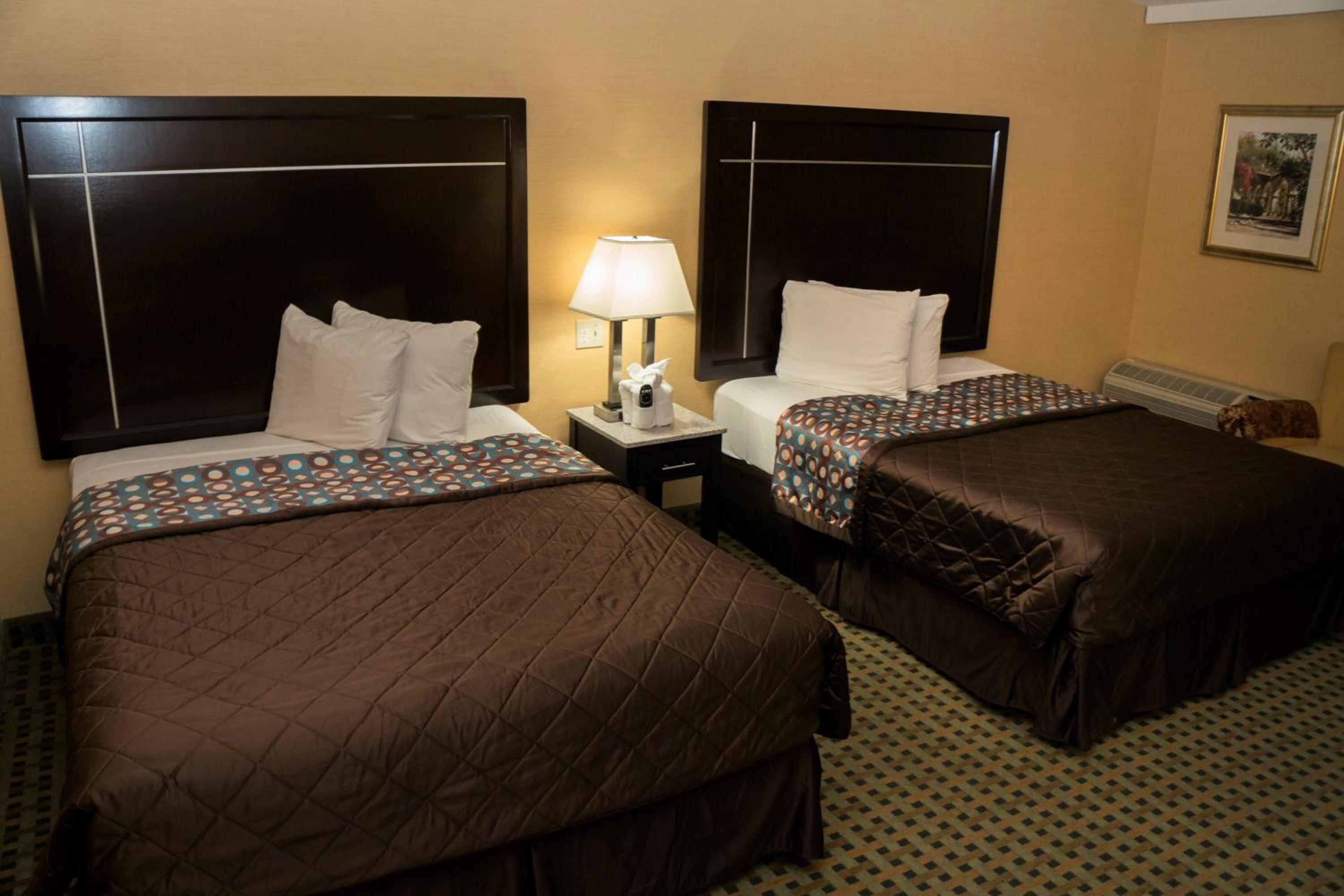 Queen Room with Two Queen Beds - Non-Smoking - Photo 2