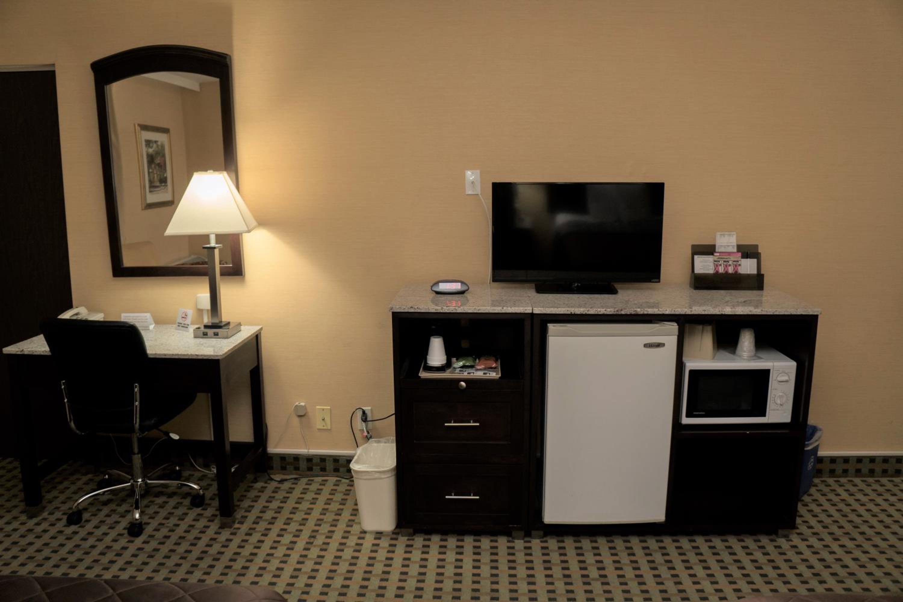 Queen Room with Two Queen Beds - Non-Smoking - Photo 6