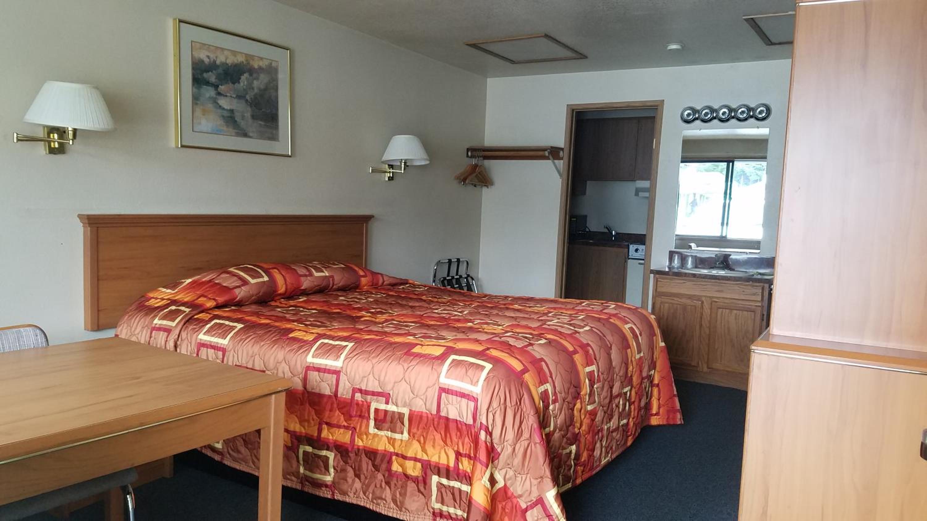 King Room with Kitchenette - Photo 2