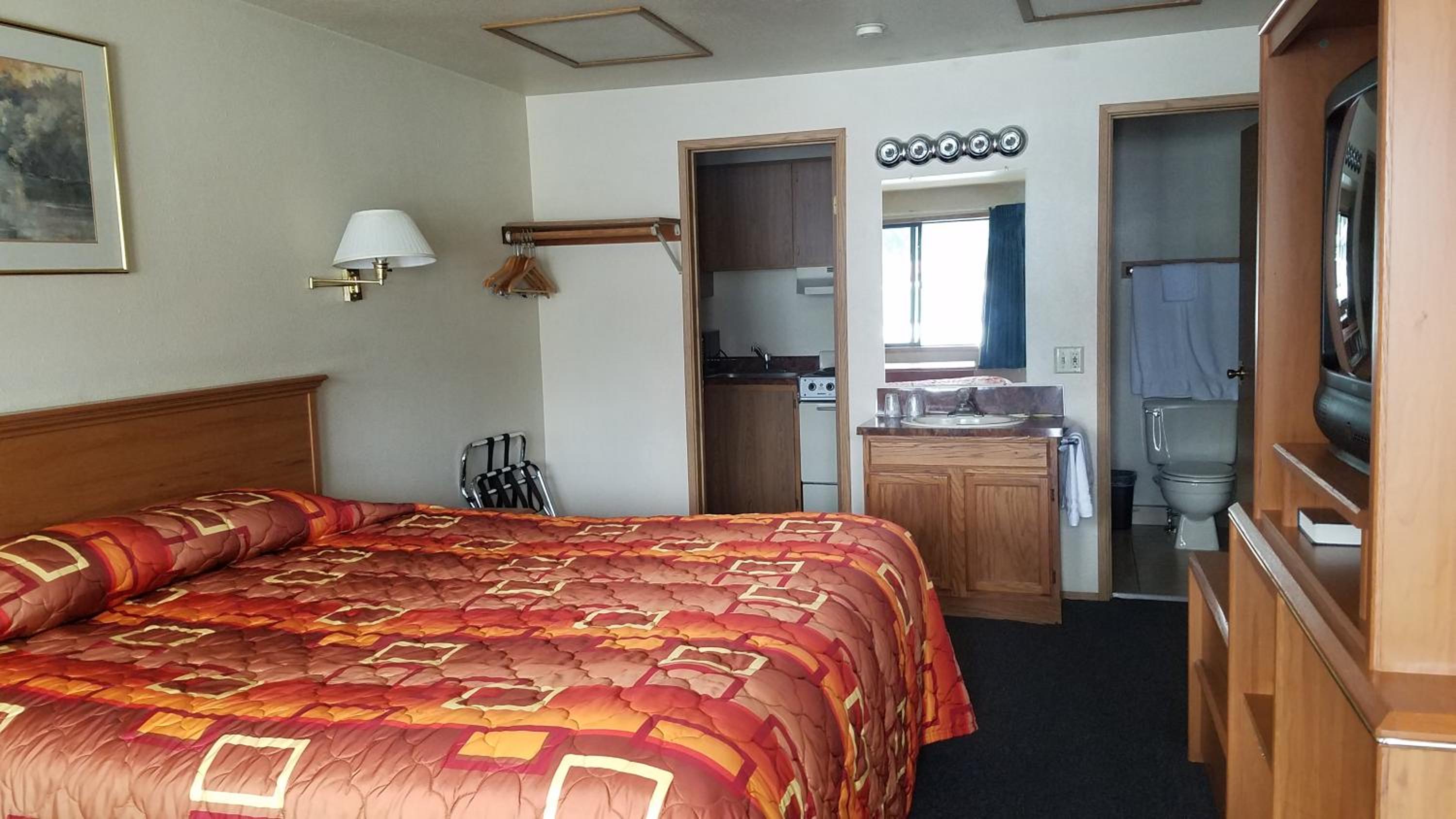 King Room with Kitchenette - Photo 3
