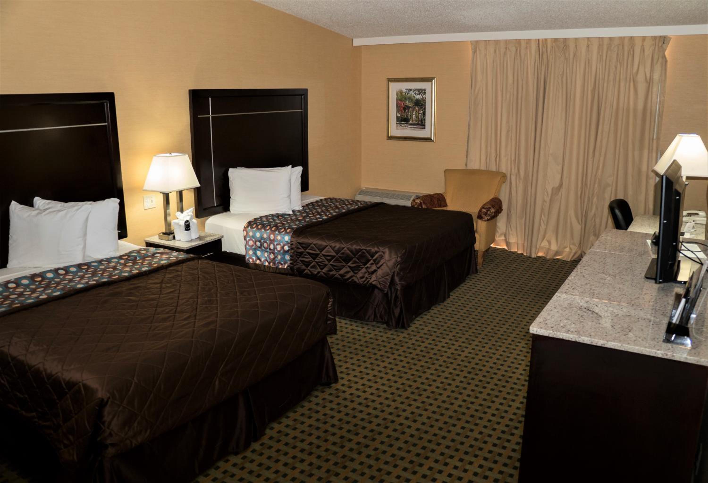 Queen Room with Two Queen Beds - Non-Smoking - Photo 1