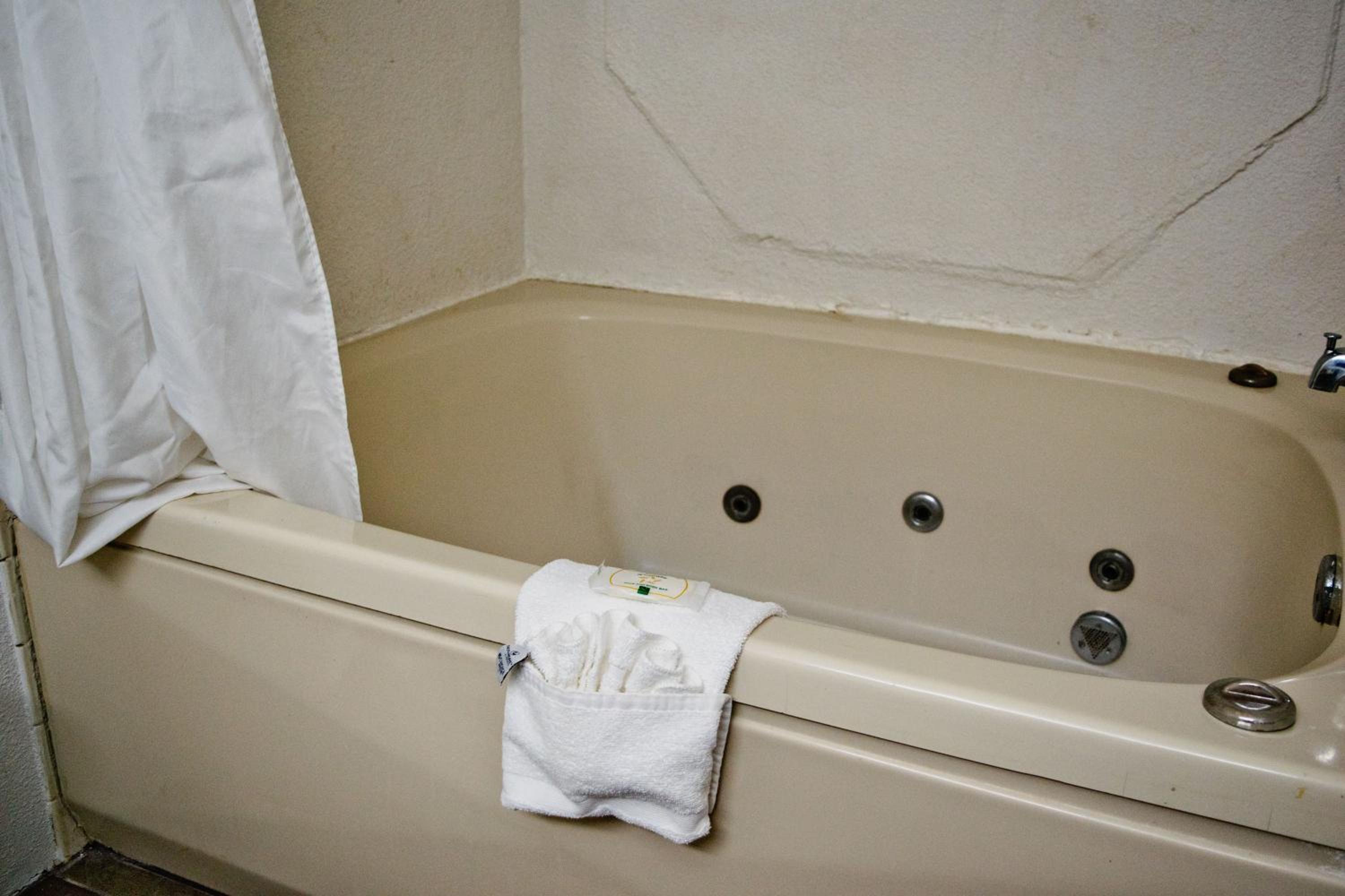 King Suite with Whirpool - Non-Smoking photo 3