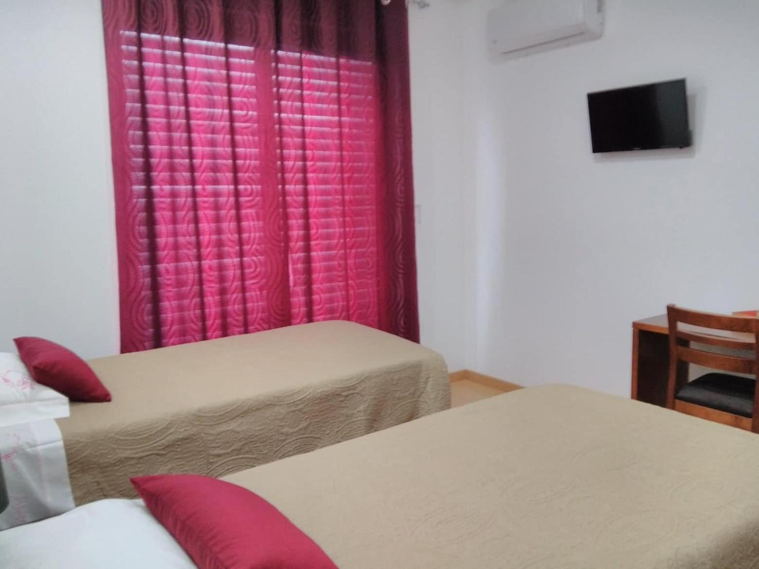 Twin Room with Private Bathroom photo 2