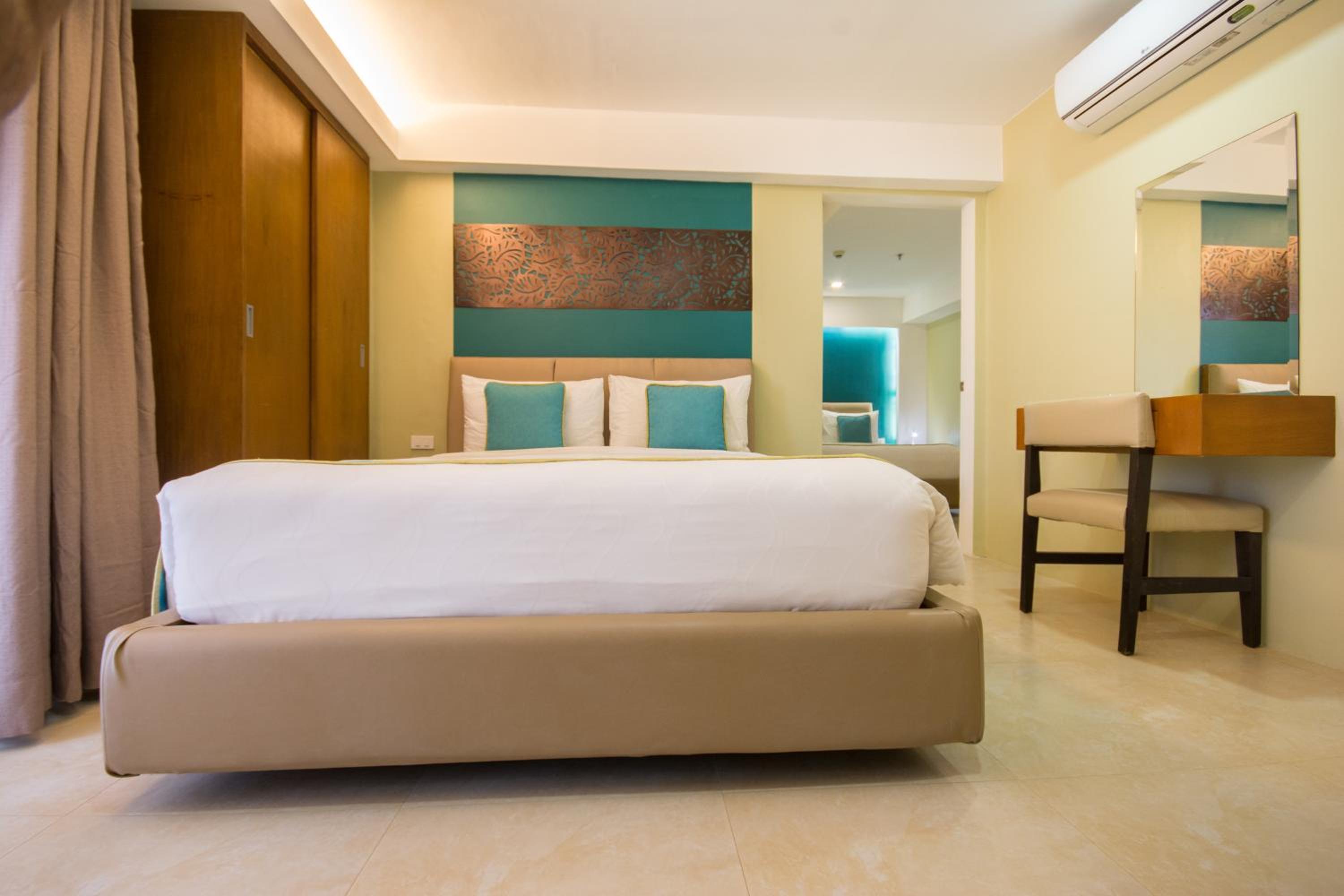 Junior Family Suite Pool View - Photo 1