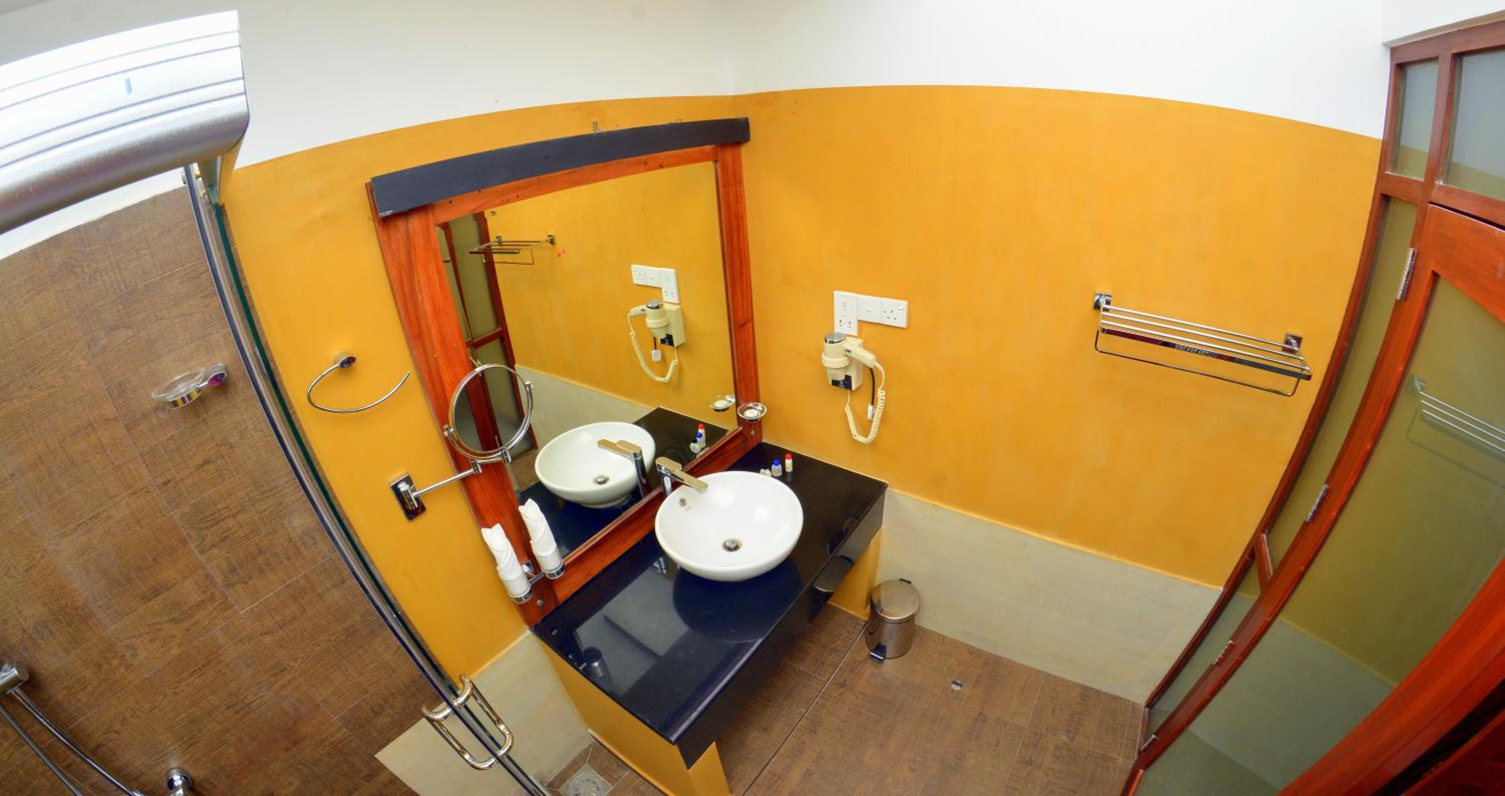 Dreibettzimmer mit Poolblick