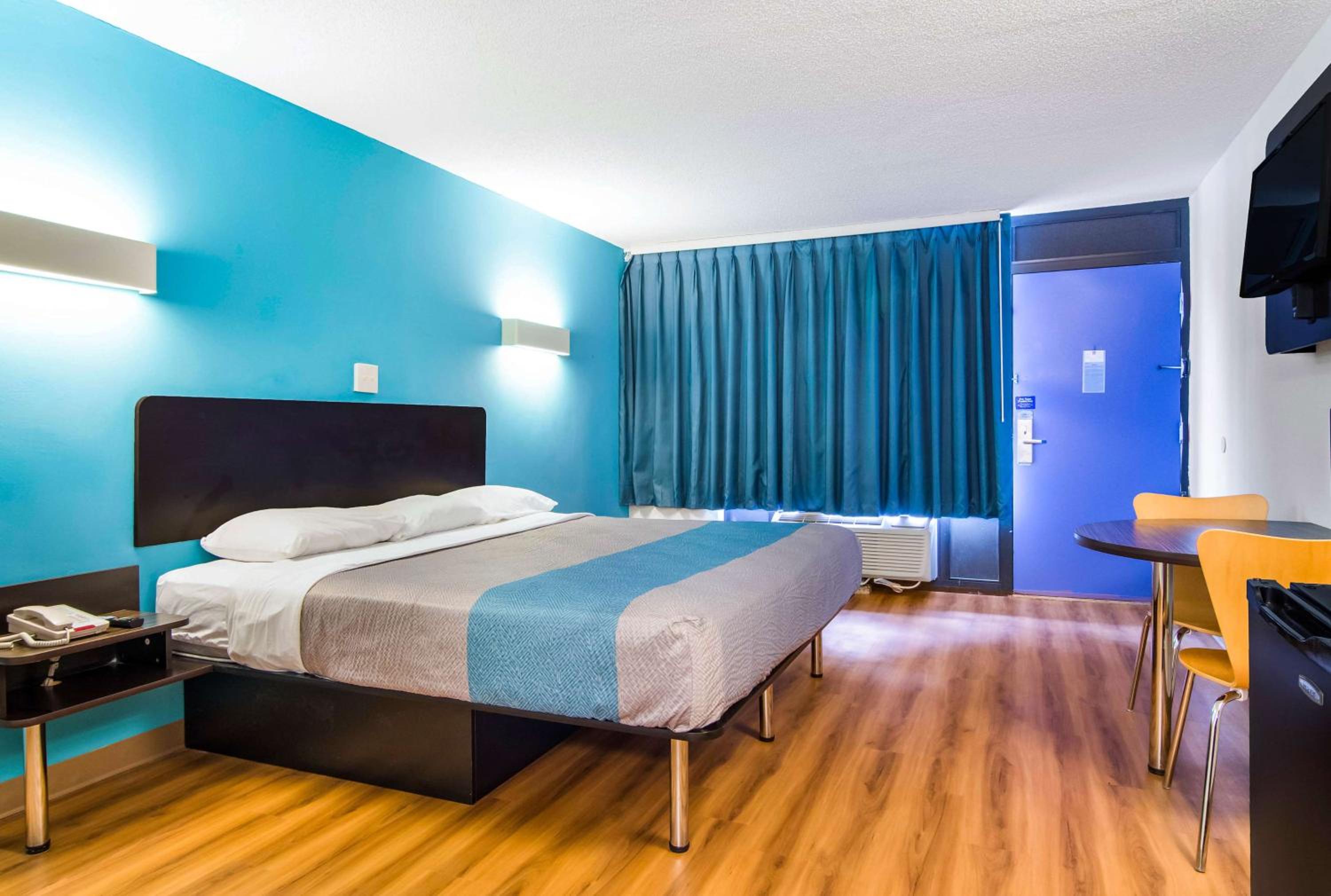 Deluxe King Room - Non-Smoking - Photo 8