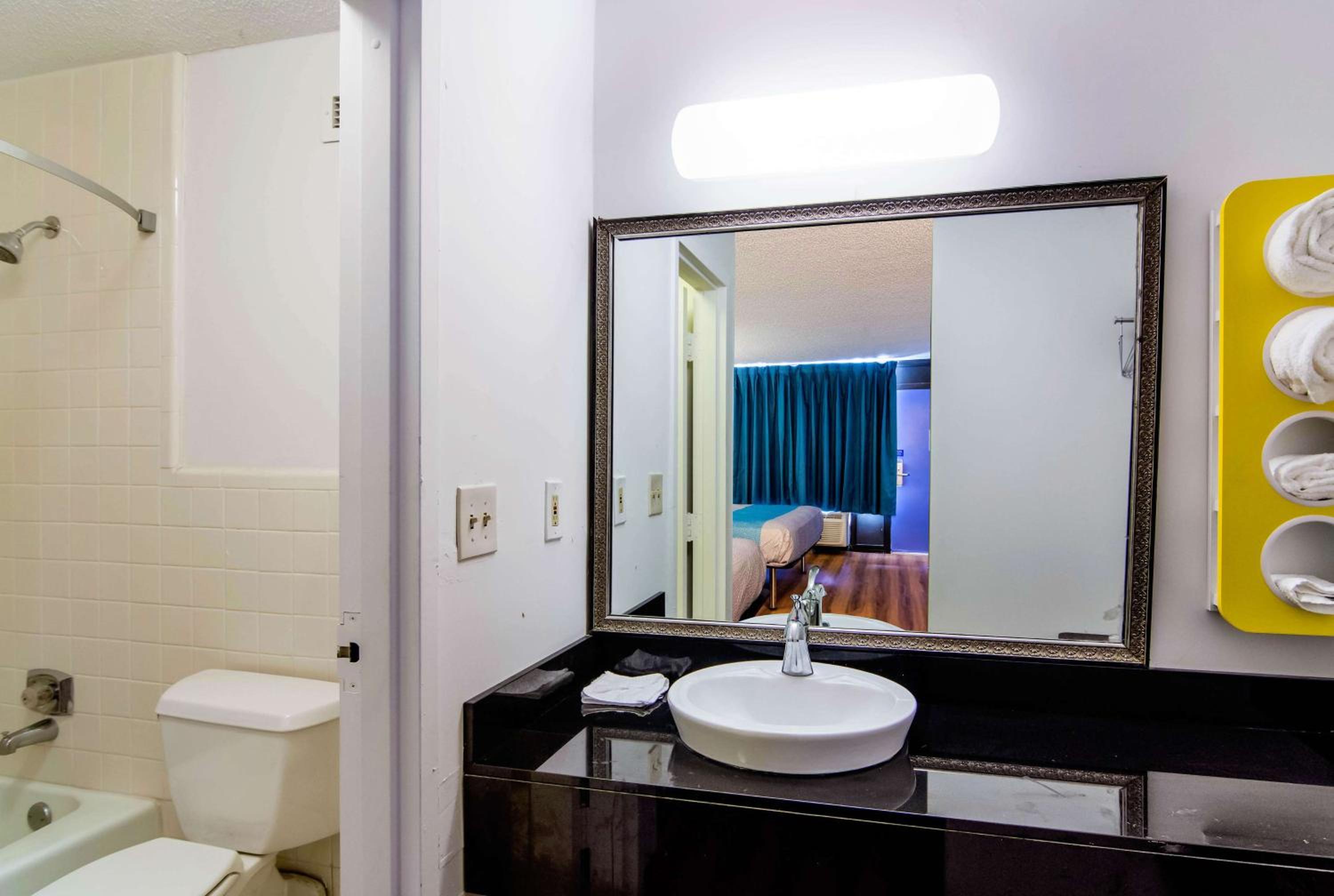 Deluxe Queen Room with Two Queen Beds - Non-Smoking - Photo 10