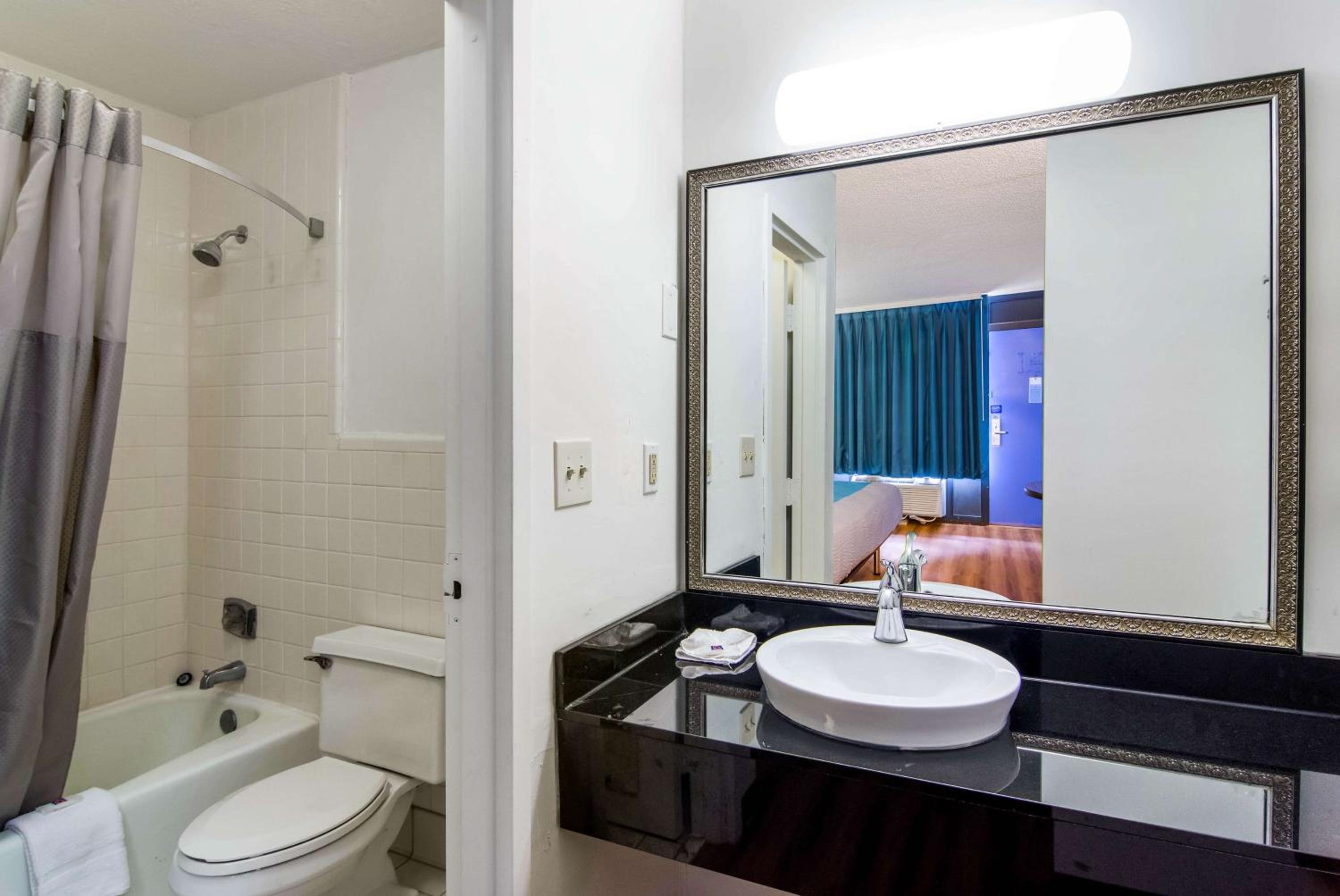 Deluxe King Room - Non-Smoking - Photo 7