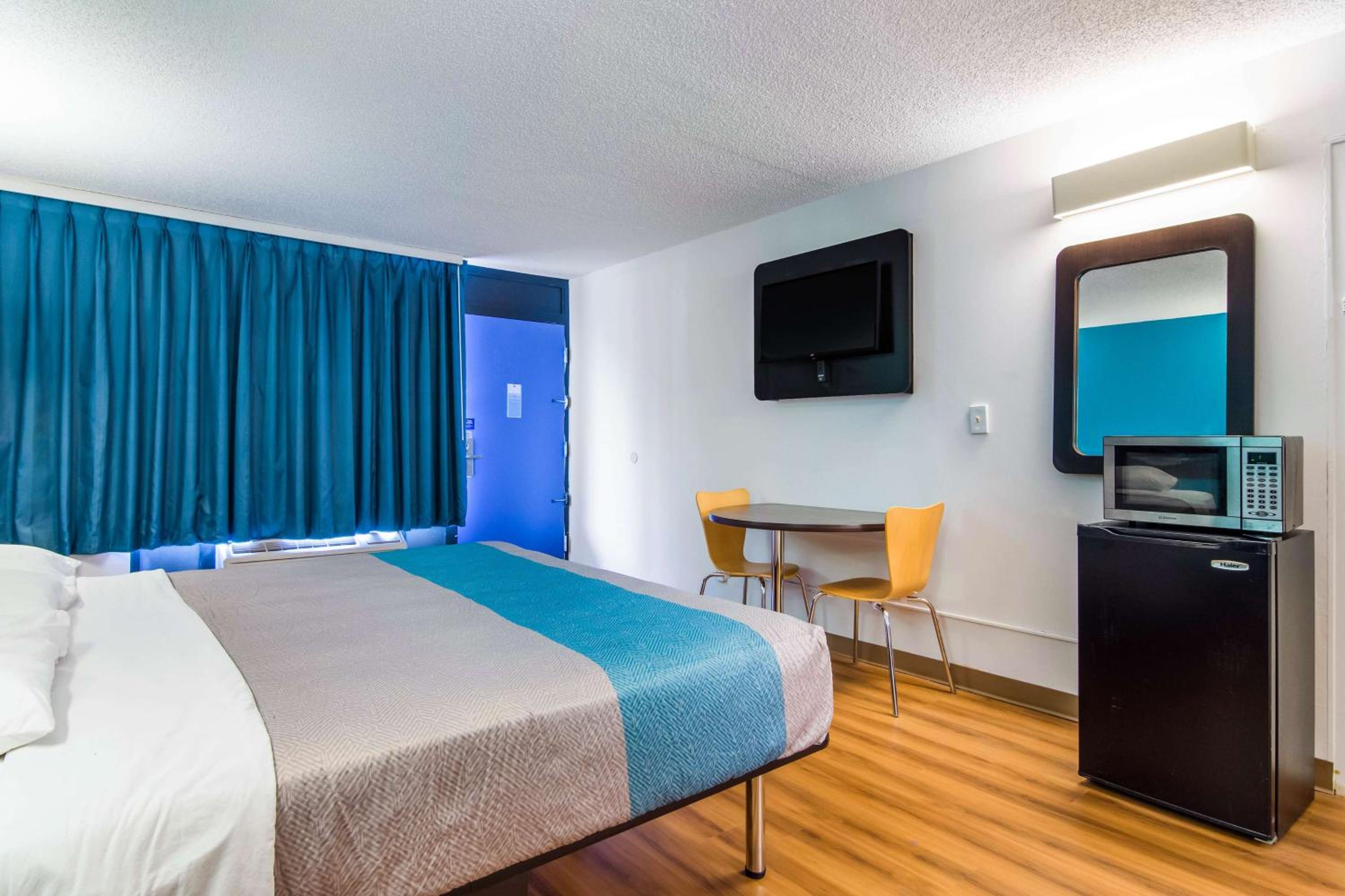 Deluxe King Room - Non-Smoking - Photo 6