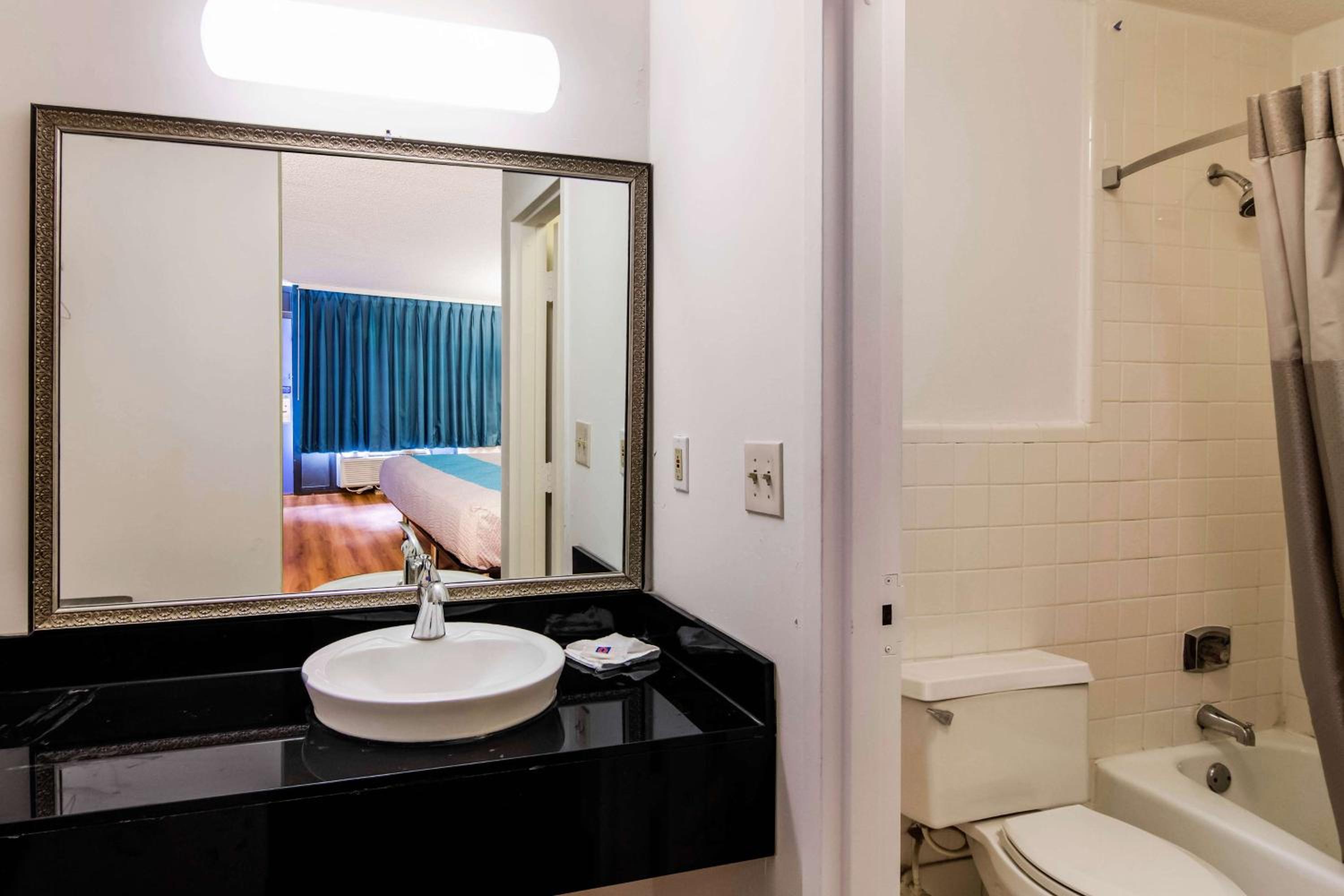 Deluxe King Room - Non-Smoking - Photo 5