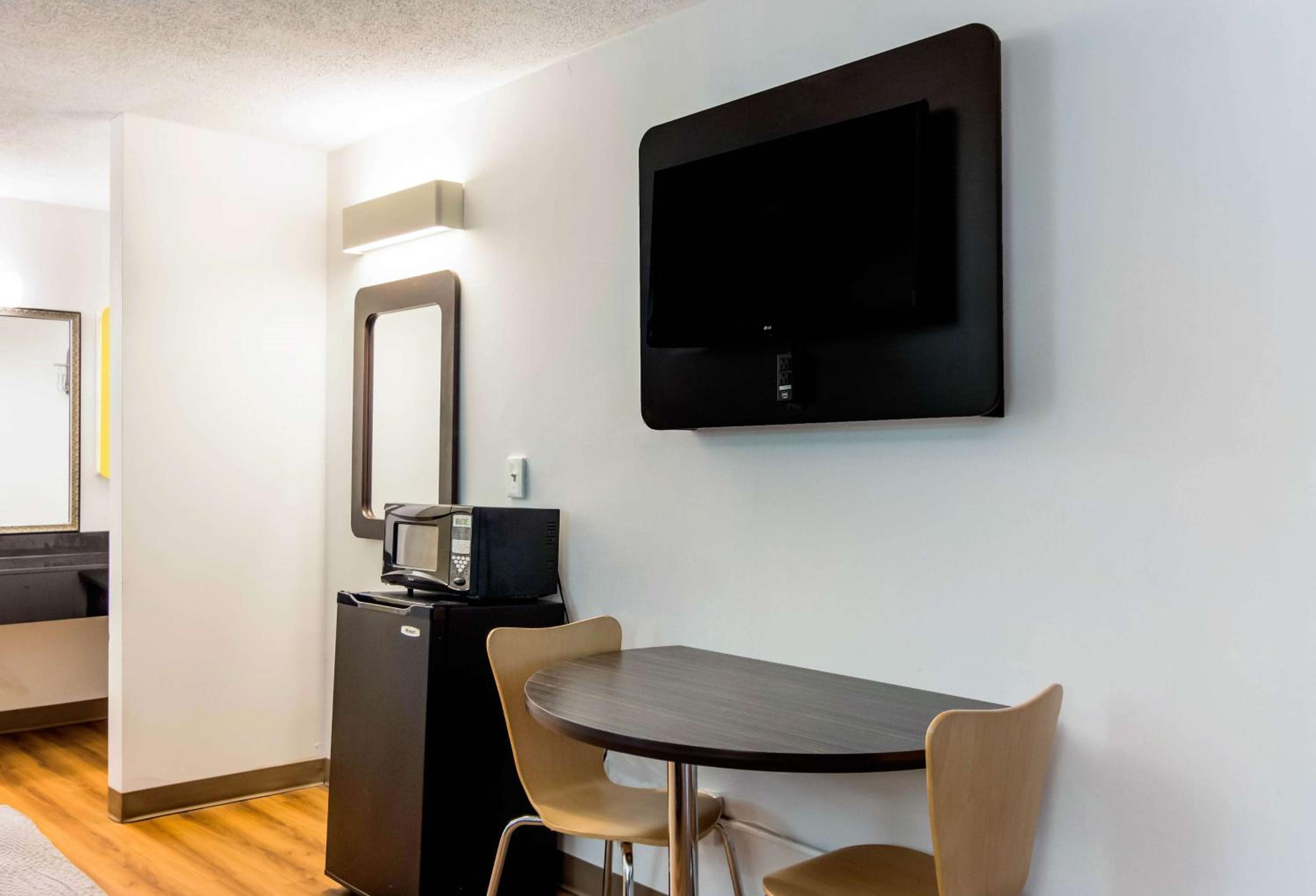 Deluxe King Room - Non-Smoking - Photo 4