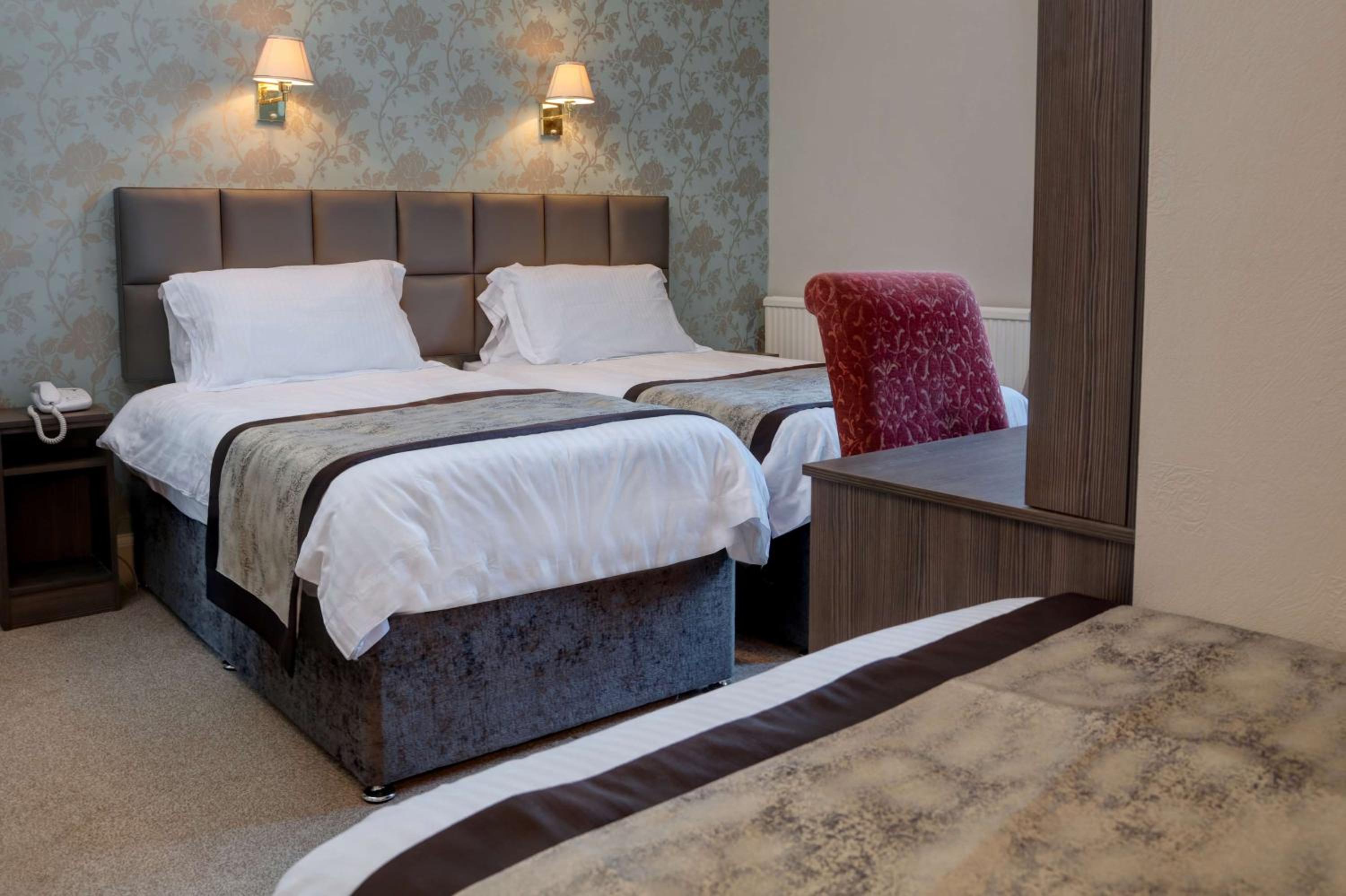 Family Room with Double and Single Beds - Non-Smoking photo 3